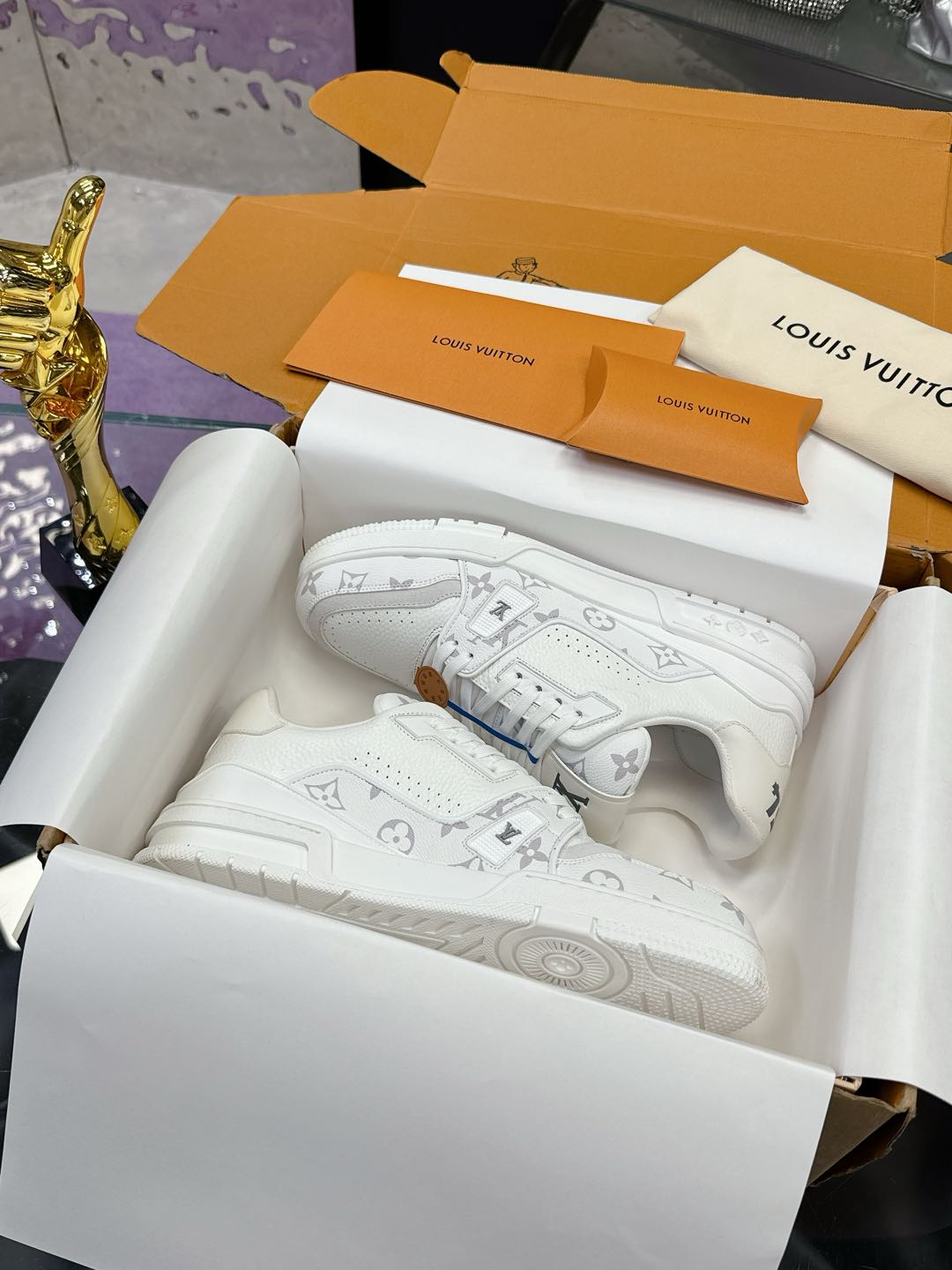 NO:173782,(Aircraft Box 5) Original Development Quality Shipping Welcome to Compare - LV Board Shoes Series LV Trainer Maxi Sneakers introduce the loose silhouette of the ready-to-wear series into the LVTrainer Sneakers designed by Virgil Abloh, and the spring and summer men's clothing show was highlighted. The cowhide upper combines rough fabric laces to point out the classic elements of the brand with colorful beads. The LV letters marked the tongue, and Monogram flowers live on the outsole. The mixed material is made of top layer cowhide, wrapped in imported custom-made special printed denim, thick lace-up design, with Monogram large print on the side, the tongue and heel 