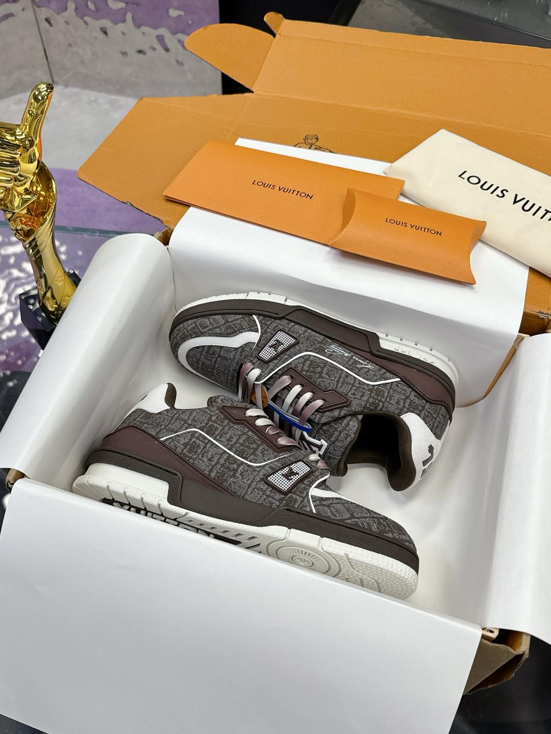 NO:173774,(Craft wash, gradient series) Original development, quality shipping, welcome to compare LV board shoes series LV Trainer Maxi sneakers introduce the loose silhouette of the ready-to-wear series into the LVTrainer sneaker design of Virgil Abloh, and made its debut in the spring and summer men's clothing show. The cowhide upper combines rough fabric laces to point out the classic elements of the brand with colorful beads. The LV letters marked the tongue, and Monogram flowers live on the outsole. The mixed material is made of top layer cowhide, wrapped in imported custom-made denim, thick lace-up design, with Monogram large print on the side, the tongue and heel 