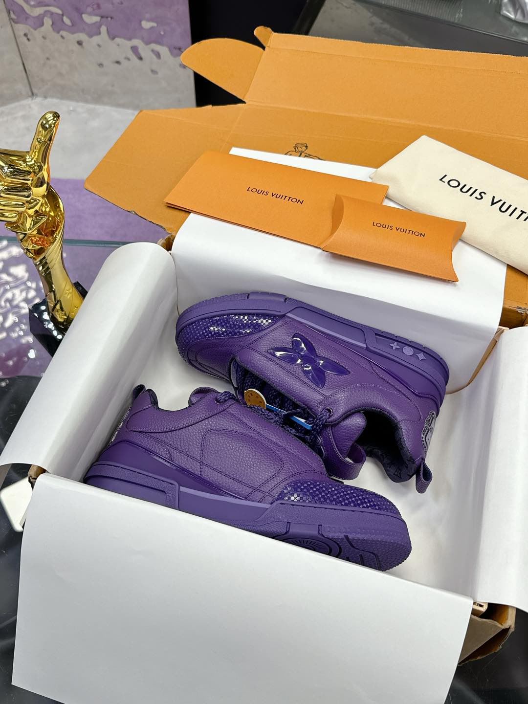 NO:173789,(Aircraft Box 5) 5 Officially synchronized new colors Louis Vuitton catwalk skate shoes hits, LOUIS VUITTON Trainer is undoubtedly one of the most successful Sneakers launched by luxury brands, but the pace of exploration will not stop. LOUISVUITTON will also bring a new skate shoe series in spring 2025. The new series in the picture returns to the 1990s. Chunky Skate Shoes feels like the upper, the leather and mesh are made of uppers, the large silhouette and thick shoelaces are very eye-catching, and it is expected to have quite a lot of color matching like the Trainer. Combined with the previous DIOR show skate shoes, this Chunky style may be stronger next year. Lv bread shoes series Couple model Size: Women 35-40  Men 39-46, casual shoes/sports shoes, dior, louis vuitton, louis vuitton, louis vuitton, louis vuitton, sneakers19860909（飞机盒5）  5  官方同步新颜色 路易威登走秀滑板鞋爆款, LOUIS VUITTON Trainer无疑是奢侈品牌推出的最成功的Sneaker之一,不过探索的脚步并不会停,LOUISVUITTON也将在2025年春季带来全新滑板鞋系列.图中新系列回到了90年代 Chunky Skate Shoes既视感,皮革与网面打造鞋面,肥大的廓形与粗鞋带都非常惹眼,预计也会像Trainer一样拥有相当多的配色.结合此前 DIOR秀场滑板鞋来看,明年或许这股Chunky风会更加强劲.  Lv面包鞋系列 情侣款 Size:女35-40 男39-46,休闲鞋/运动鞋,dior,louis vuitton,louis vuitton,louis vuitton,sneakers,Women's Shoes