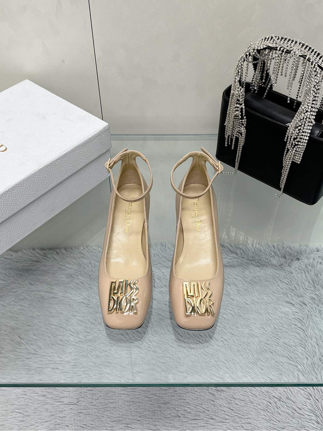 NO:250281,MISS DIOr fw2025new arrival~Dio heeled shoe series D home 25 spring model, the latest model in the counter synchronizes the latest model Miss Dior exquisite Mary Jane new product missdior hardware fasteners, so exquisite, small square head fashionable and retro!  The taste of a rich girl~ I love it. Materials, patent leather upper, sheepskin inner, outsole, Italian leather A-grade outsole, heel height 3.5CM, size 35-39 (40 41 42 customized, non-return and exchange), single shoes, dior, dior, dior, mary jane, sheepskin19860909MISS DIOr fw2025new arrival～迪奥跟鞋系列 D家25开春款 专柜同步最新款 迪奥小姐 精致玛丽珍新品 missdior 五金扣件,好精致啊,小方头时髦复古！整一个富家千金的味道～大爱了 材料牛漆皮鞋面 羊皮内里 大底意大利真皮A级大底 跟高3.5CM 码数35-39（40 41 42定制不退换）,单鞋,dior,dior,dior,mary jane,sheepskin,Women's Shoes