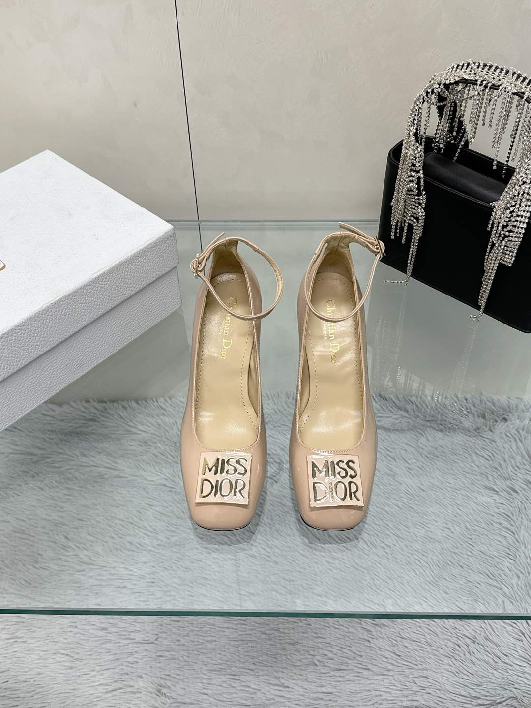 NO:250286,MISS DIOr fw2025new arrival~Dio heeled shoe series D home 25 spring model, the latest model in the counter synchronizes the latest model Miss Dior exquisite Mary Jane new product missdior hardware fasteners, so exquisite, small square head fashionable and retro!  The taste of a rich girl~ I love it. Materials, patent leather upper, sheepskin inner, outsole, Italian leather A-grade outsole, heel height 8.5CM, size 35-39 (40 41 42 custom-made, non-return, exchange), single shoes, dior, dior, dior, mary jane, sheepskin19860909MISS DIOr fw2025new arrival～迪奥跟鞋系列 D家25开春款 专柜同步最新款 迪奥小姐 精致玛丽珍新品 missdior 五金扣件,好精致啊,小方头时髦复古！整一个富家千金的味道～大爱了 材料牛漆皮鞋面 羊皮内里 大底意大利真皮A级大底 跟高8.5CM 码数35-39（40 41 42定制不退换）,单鞋,dior,dior,dior,mary jane,sheepskin,Women's Shoes