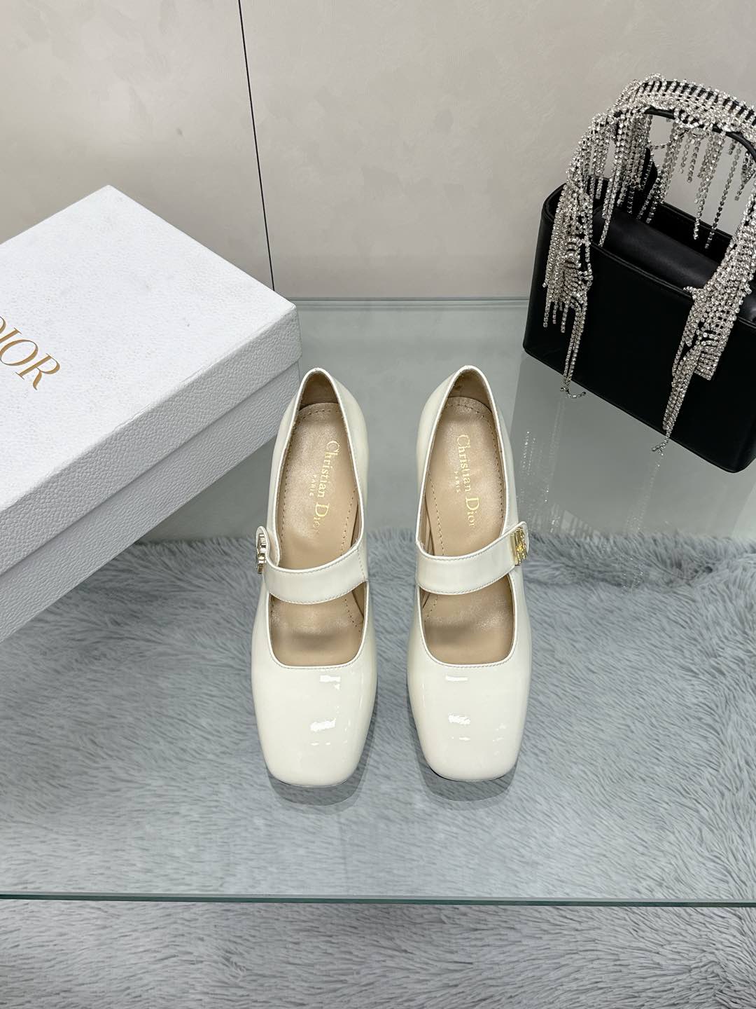 NO:250305,MISS DIOr fw2025new arrival~Dio heeled shoe series D home 25 spring model, the latest model in the counter synchronizes the latest model Miss Dior exquisite Mary Jane new product missdior hardware fasteners, so exquisite, small square head fashionable and retro!  The taste of a rich girl~ I love it. Materials, patent leather upper, sheepskin inner, outsole, Italian leather A-grade outsole, heel height 8.5CM, size 35-39 (40 41 42 custom-made, non-return, exchange), single shoes, dior, dior, dior, mary jane, sheepskin19860909MISS DIOr fw2025new arrival～迪奥跟鞋系列 D家25开春款 专柜同步最新款 迪奥小姐 精致玛丽珍新品 missdior 五金扣件,好精致啊,小方头时髦复古！整一个富家千金的味道～大爱了 材料牛漆皮鞋面 羊皮内里 大底意大利真皮A级大底 跟高8.5CM 码数35-39（40 41 42定制不退换）,单鞋,dior,dior,dior,mary jane,sheepskin,Women's Shoes