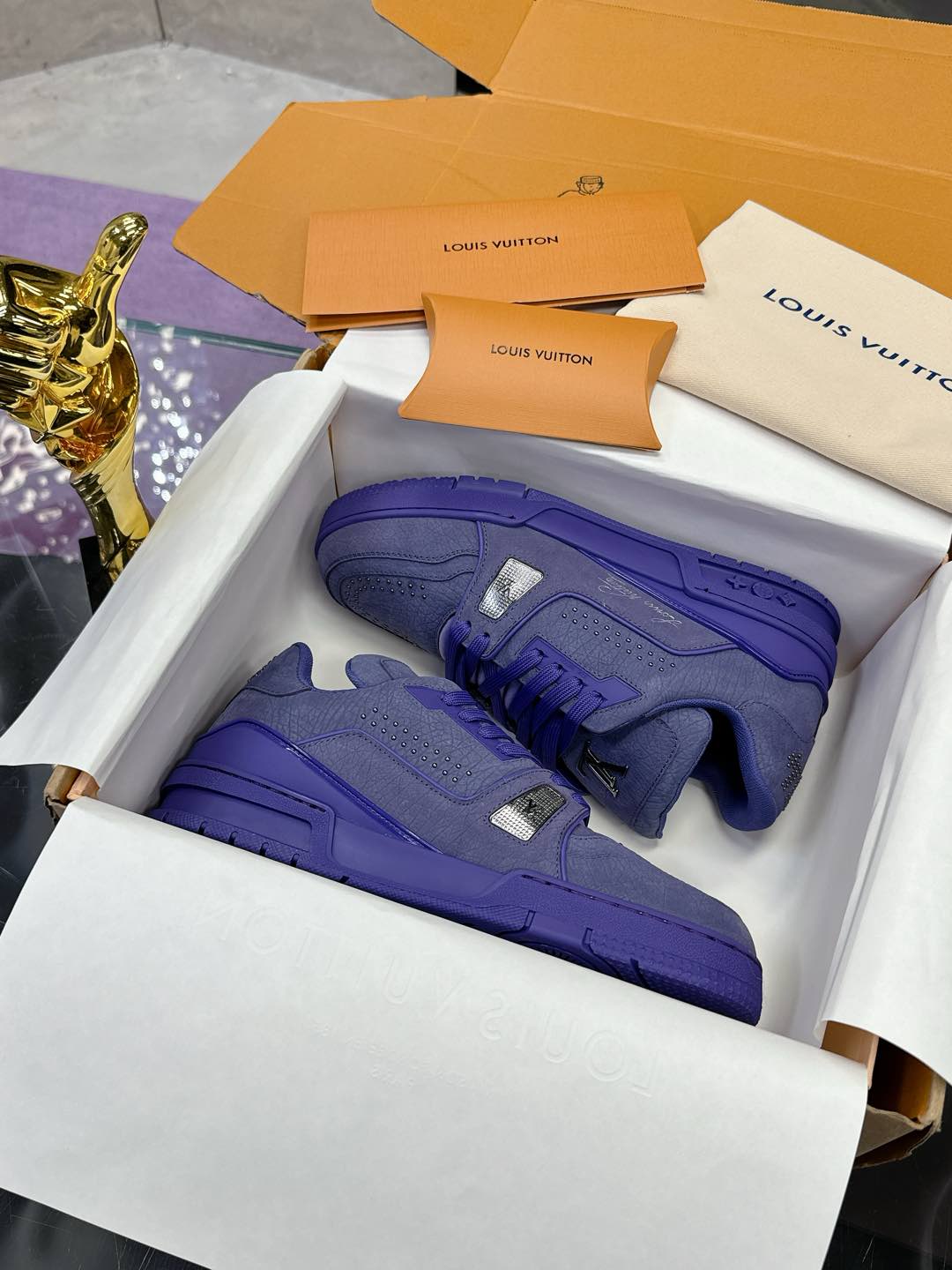 NO:173802,Latest colors Latest release Original development Quality shipping Welcome to compare LV shoe series LV Trainer Maxi sneakers introduce the loose silhouette of the ready-to-wear series into the LVTrainer sneaker design of Virgil Abloh, and the spring and summer men's clothing show was highlighted. The cowhide upper combines rough fabric laces to point out the classic brand elements with colorful beads. The LV letters marked the tongue, and Monogram flowers live on the outsole. The mixed material is made of top layer cowhide, wrapped in custom-made special printed denim, thick lace lace design, with Monogram large print on the side, the tongue and heel 