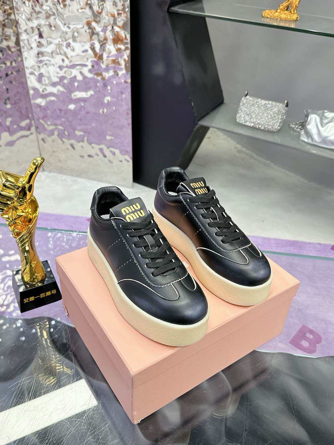 NO:167709,MIUMIU's new American retro style ~ the appearance is very popular, thick-soled white shoes. One that has to be bought ~ old fashioned, simple and high-end. It is very comfortable to match with the feet casually. It is a must-have for the year!  The latest catwalk sports white shoes are a hit by bloggers at home and abroad. The little red book grass planting series is retro and fashionable. The simple sports shoe design is beautiful and has a very recognizable tongue to create a Buddhist sweet casual style~~ The aura on the feet is very casual, and the first layer of cowhide is made of silk cowhide. The original TPU vacuum thick sole is 4.5CM. Retro color and old. Size.35-40 (41 customization), casual shoes/sports shoes, miumiu, sneakers, cowhide19860909MIUMIU 缪缪新款美式复古风~颜值担当火爆厚底小白鞋 不得不入的一款～做旧时尚,简约高级 随意搭配上脚非常舒适,年度必入款！ 最新走秀款运动小白鞋国内外博主刷爆的一款,小红书种草系列,复古又时髦上脚美炸了简约的运动板鞋设计,极具辨识度的鞋舌,打造佛系甜美的休闲风~~上脚气场十足随意搭配, 选用头层牛皮材质 内里丝绸牛皮里 原版TPU抽真空厚底 高度4.5CM 复古擦色做旧 Size.35-40（41定制）,休闲鞋/运动鞋,miumiu,sneakers,cowhide,Women's Shoes