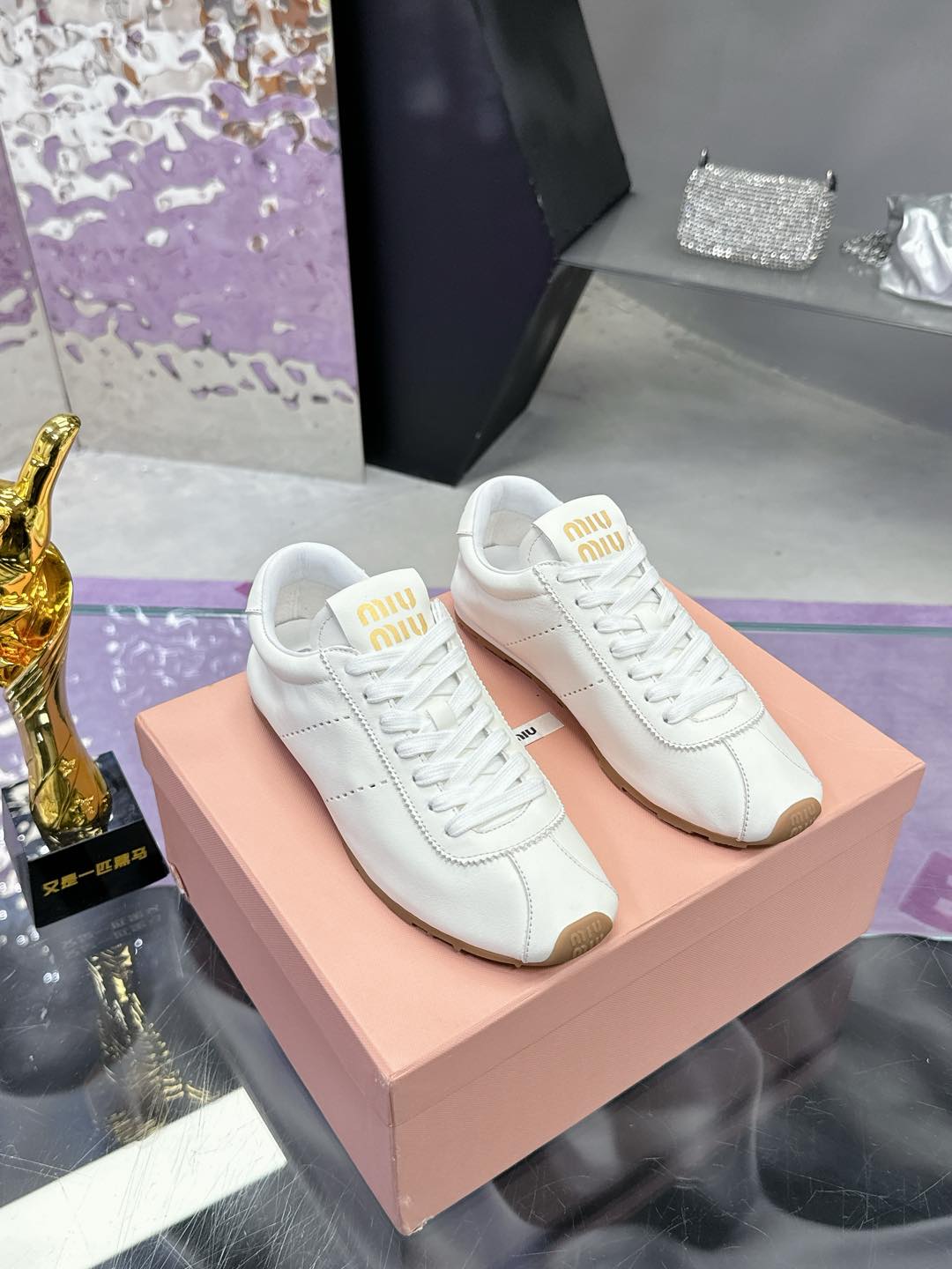 NO:167712,miumiu Miumiu New Forrest Gump training shoes for early spring show, huge and easy-to-wear Moral training shoes. Miao Miu's 2025 Moral training shoes for early spring show are simple and casual and unruly. It has a perfect score in retro appearance and can reflect the beauty of tannins. The whole pair of shoes is simple and fashionable. It is very light and versatile!  Using top layer cowhide making technology, size 35-40, casual shoes/sports shoes, miumiu, sneakers, cowhide19860909miumiu 缪缪 早春走秀新款阿甘德训鞋运动鞋, 巨巨巨好穿的德训鞋 缪缪这款2025 早春走秀款德训鞋,简单很随意不羁 复古颜值满分 又能体现单宁美感 整双鞋子设计简约时尚 上脚非常轻便而且百搭！ 采用头层牛皮制作工艺 码数35-40,休闲鞋/运动鞋,miumiu,sneakers,cowhide,Women's Shoes