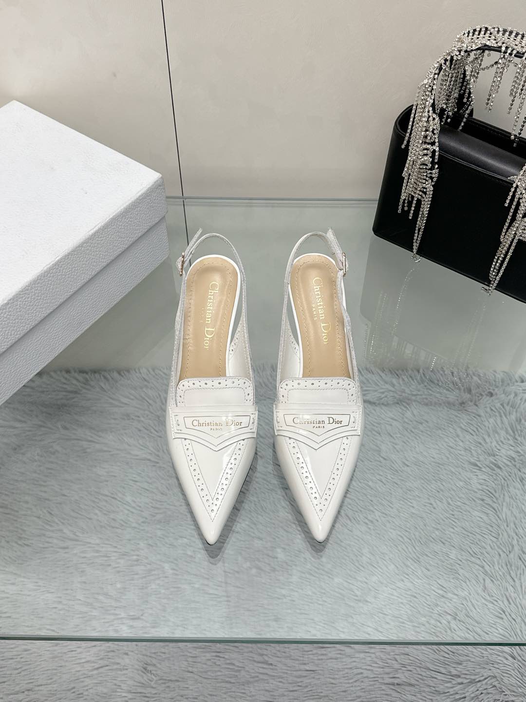 NO:249630,Purchase version Dior Heels Series DIO*D Home 2025ss Spring and Summer New French leather hollow carved one-liner buckle-packed sandals Pointed toe versatile catwalk stiletto heels Super beautiful ankle buckle super Xianer pointed toe design huge stretched legs Original open edge beads Original sheepskin lining Imported original leather outsole Heel height 8Cm Size 35-39 (40 41 42 Custom made), high heels, dior, dior, dior, sandals, high heels, sheepskin, Leather soles19860909代购版 迪奥 跟鞋系列 DIO*D家2025ss春夏新款法式真皮镂空雕花一字扣带包头凉鞋 尖头百搭走秀细高跟鞋 超美的脚踝扣上脚超仙儿尖头设计巨拉长腿型 原版开边珠 原版羊皮内里 进口原版真皮大底 跟高8Cm 码数35-39（40 41 42 定做）,高跟鞋,dior,dior,dior,sandals,high heels,sheepskin,Leather soles,Women's Shoes