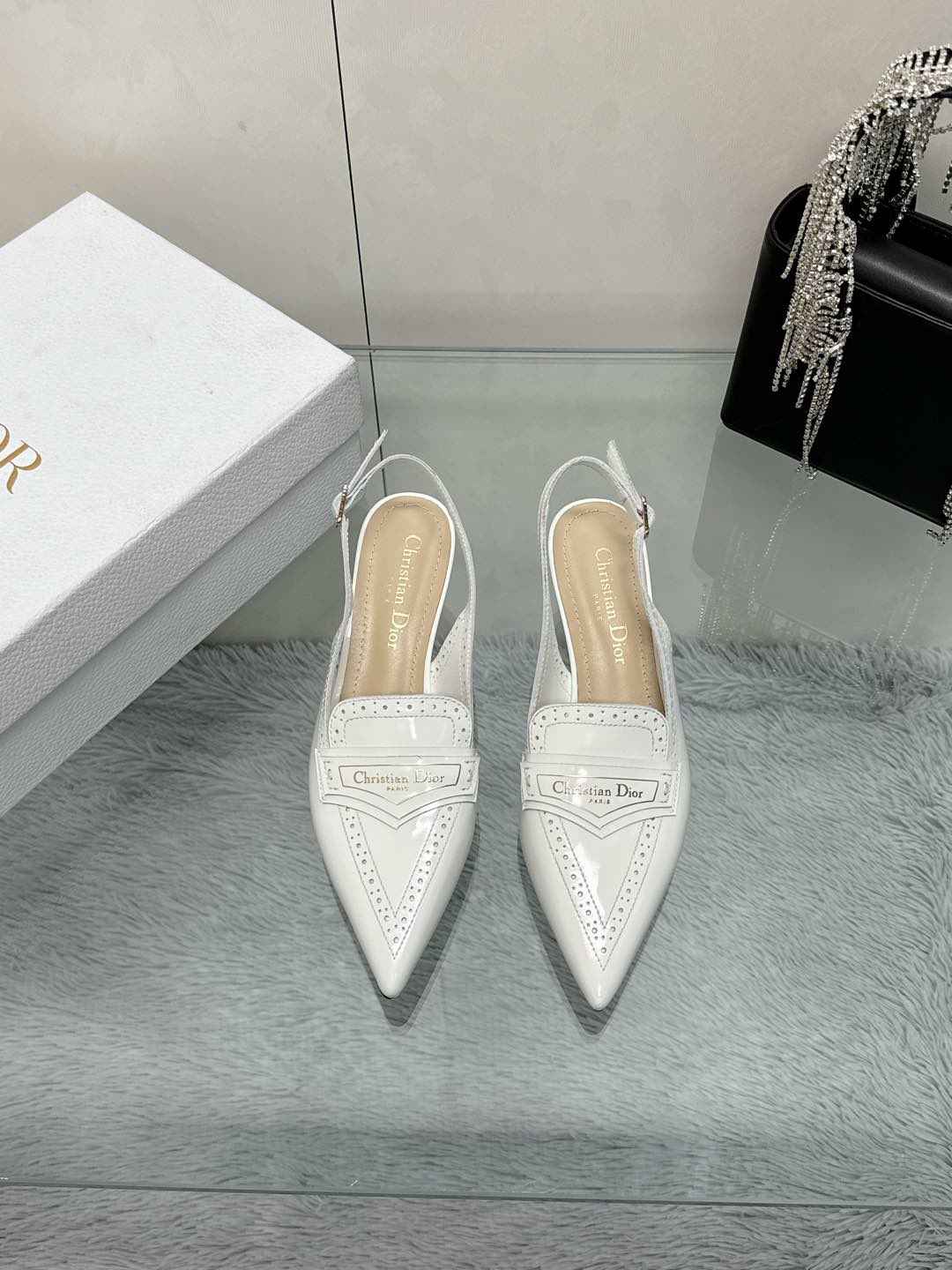 NO:249635,Purchase version Dior Heels Series DIO*D Home 2025ss Spring and Summer New French leather hollow carved one-liner buckle-packed sandals Pointed toe versatile catwalk stiletto heels Super beautiful ankle buckle super Xianer pointed toe design huge stretched legs Original open edge beads Original sheepskin lining Imported original leather outsole Heel height 3.5Cm Size 35-39 (40 41 42 Custom made), high heels, dior, dior, dior, sandals, high heels, sheepskin, Leather soles19860909代购版 迪奥 跟鞋系列 DIO*D家2025ss春夏新款法式真皮镂空雕花一字扣带包头凉鞋 尖头百搭走秀细高跟鞋 超美的脚踝扣上脚超仙儿尖头设计巨拉长腿型 原版开边珠 原版羊皮内里 进口原版真皮大底 跟高3.5Cm 码数35-39（40 41 42 定做）,高跟鞋,dior,dior,dior,sandals,high heels,sheepskin,Leather soles,Women's Shoes