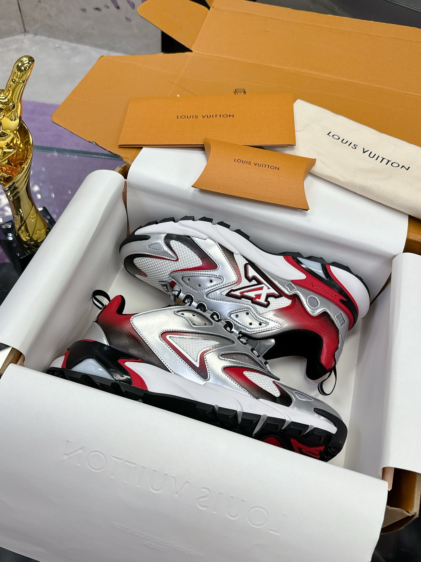 NO:172803,(Aircraft Box 10) Lv series has added new colors, a heavy return 2025 official new colors Gradient color series colors Added Spring and Summer men's clothing show launch L* Runner Tatic sneakers grid fabric mixed cowhide leather, interpreting the design essence of running shoes; reflective Monogram floral embellishment sides, comfortable and lined shoe collar, soft technology lining and light rubber outsole perfect the overall. Lv sports shoes series counters are selling well Size 38-45 (46 customized), casual shoes/sports shoes, louis vuitton, sneakers, cowhide19860909（飞机盒10） Lv系列又加新颜色了 重磅回归 2025官方新颜色 渐变色系列颜色 增加中 春夏男装秀场推出 L* Runner Tatic 运动鞋网格织物混合牛皮革,诠释跑鞋的设计精髓；反光 Monogram 花卉点缀侧面,舒适加衬鞋领、柔软科技内衬和轻盈橡胶外底完善整体. Lv运动鞋 系列 专柜热卖中 Size 38-45（46定制）,休闲鞋/运动鞋,louis vuitton,sneakers,cowhide,Women's Shoes