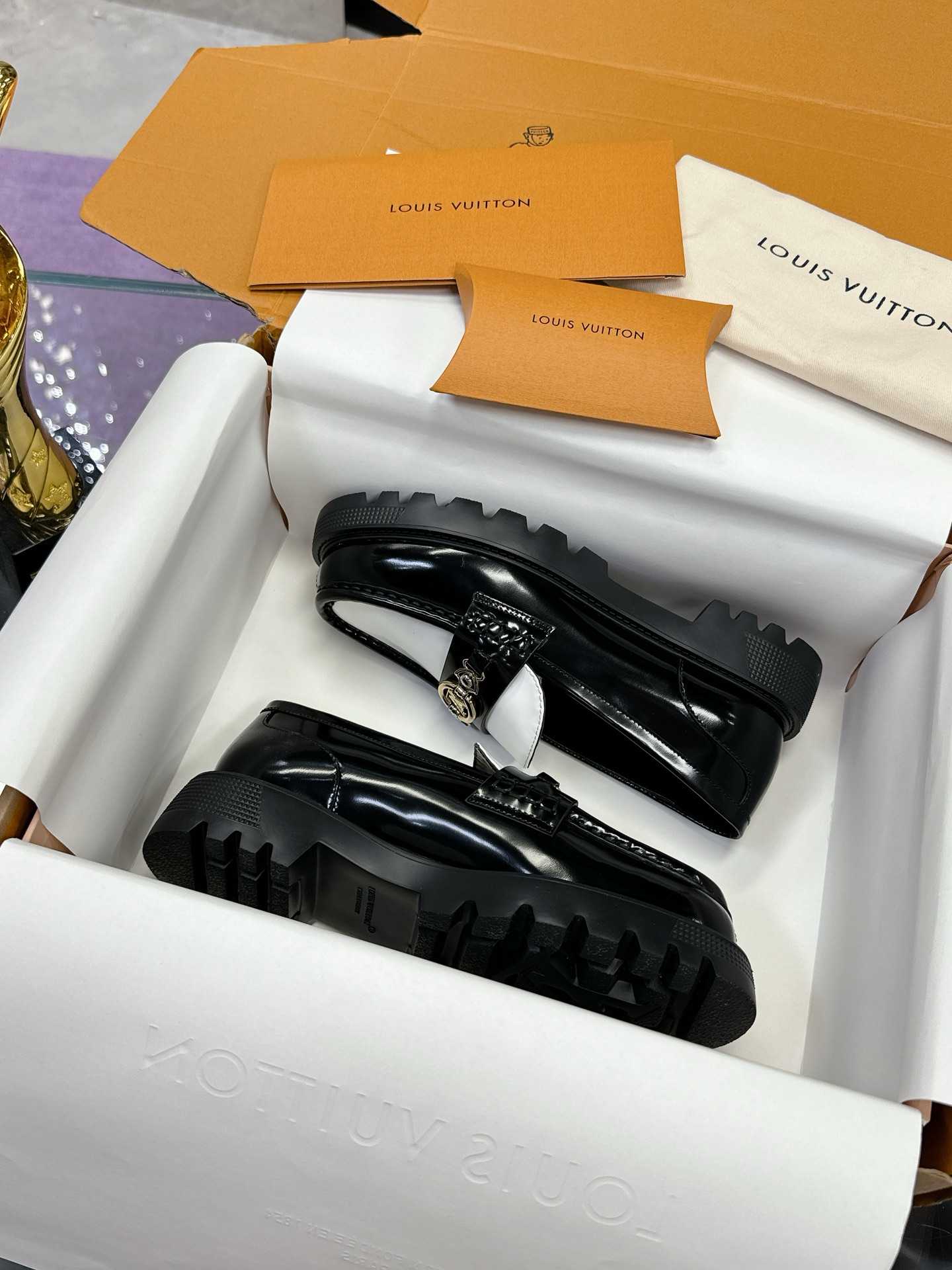 NO:172798,Louis Vuitton LV counter synchronous series new thick-soled couple leather shoes are trendy and show their youthful vitality. They are super eye-catching in daily wear. The classic arch design has always been called a beautiful leg artifact!  Absolutely a must-have for people. Loafer series. The inner lining is real. The original upper is made of cowhide leather. It is wear-resistant and wear-resistant. The original mold-opening TPU is shock-absorbing and wear-resistant. It has excellent rebound force. It looks very slim and light and comfortable!  5cm height increase for women 35-40 (40 41 customization) Full set of counter synchronous gift box packaging, casual shoes/sports shoes, louis vuitton, louis vuitton, loafers, sneakers, cowhide19860909路易威登 LV 专柜同步系列新款厚底情侣款皮鞋潮气逼人 尽显青春活力,日常穿搭超级抢眼 经典的拱形设计,一向被称之为美腿神器！绝对的人手必备 乐福鞋系列 内里真羊里 鞋面原版一比一材质牛皮 耐穿耐磨 大底原版开模TPU 减震耐磨,回弹力超好,上脚巨显瘦 轻盈舒适！增高5cm Size女35-40（40 41定制） 全套专柜同步礼盒包装,休闲鞋/运动鞋,louis vuitton,louis vuitton,loafers,sneakers,cowhide,Women's Shoes