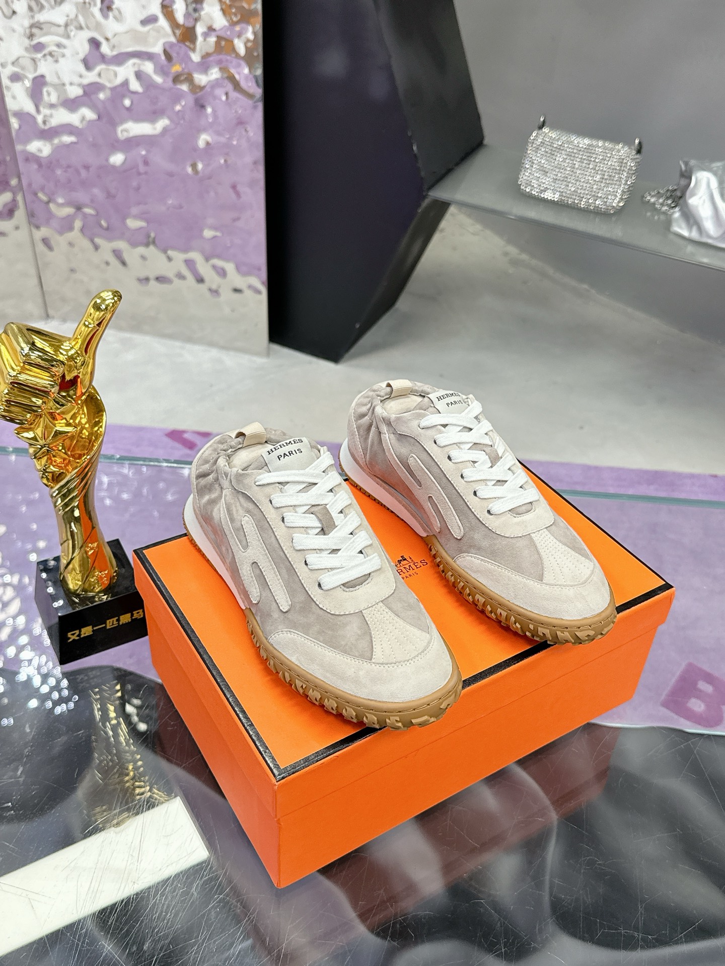 NO:167704,Hermès/Hermès new style retro fashion Forrest Gund training shoes color block design girlish style retro fashion simple and high-end casual matching very light and comfortable upper suede/cowhide inner cowhide outsole original TR molded outsole size 35-40 (41 customization) original packaging, casual shoes/sports shoes, hermes, hermes, sneakers, cowhide, chamois leather19860909Hermès/爱马仕新款 复古时尚阿甘德训鞋 拼色设计少女风 复古时尚 简约高级 随意搭配 上脚非常轻便舒适 鞋面麂皮/牛皮 内里牛皮 大底原版TR成型大底 码数35-40（41定制） 原版包装,休闲鞋/运动鞋,hermes,hermes,sneakers,cowhide,chamois leather,Women's Shoes