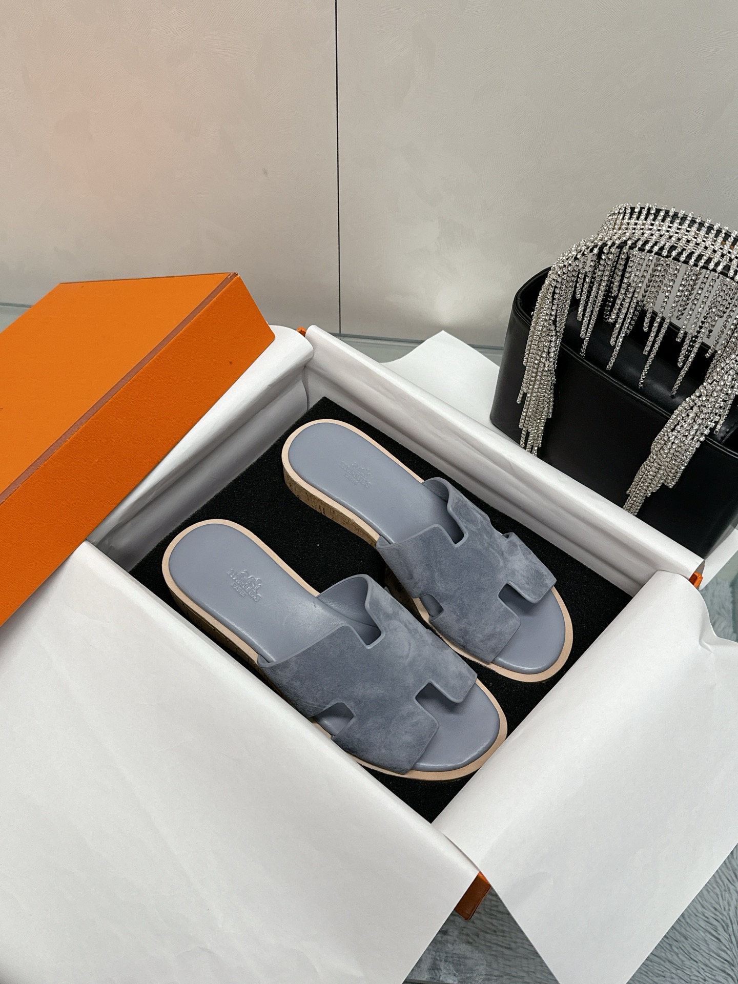 NO:249659,Hermès, the style and workmanship materials are upgraded. The highest version of pure handmade shoes in the market, the top product Hermès sponge shoes, H-soled thick-soled slipper series, the new early spring model is the same as the original, the master-level pure handmade!  High-end customization, exclusive products, the industry's highest version adopts Hermers upper imported cowhide   sheepskin lining (pursuing top walking comfort) Packaging full set of original packaging size35-41 (42) custom made without return or exchange), slippers, hermes, hermes, slippers, cowhide, sheepskin19860909Hermès ,版型做工材料升级. 市场最高版本纯手工鞋 顶级产品爱马仕松糕鞋 H拖厚底拖鞋系列 早春新款原版一样, 师傅级纯手工打造 ！高端定制,独家产品,行业最高版本 采用Hermers鞋面意大利进口牛皮 羊皮内里（追求顶级行走舒适度） 包装全套原包装 size35-41（42）定做不退换）,拖鞋,hermes,hermes,slippers,cowhide,sheepskin,Women's Shoes