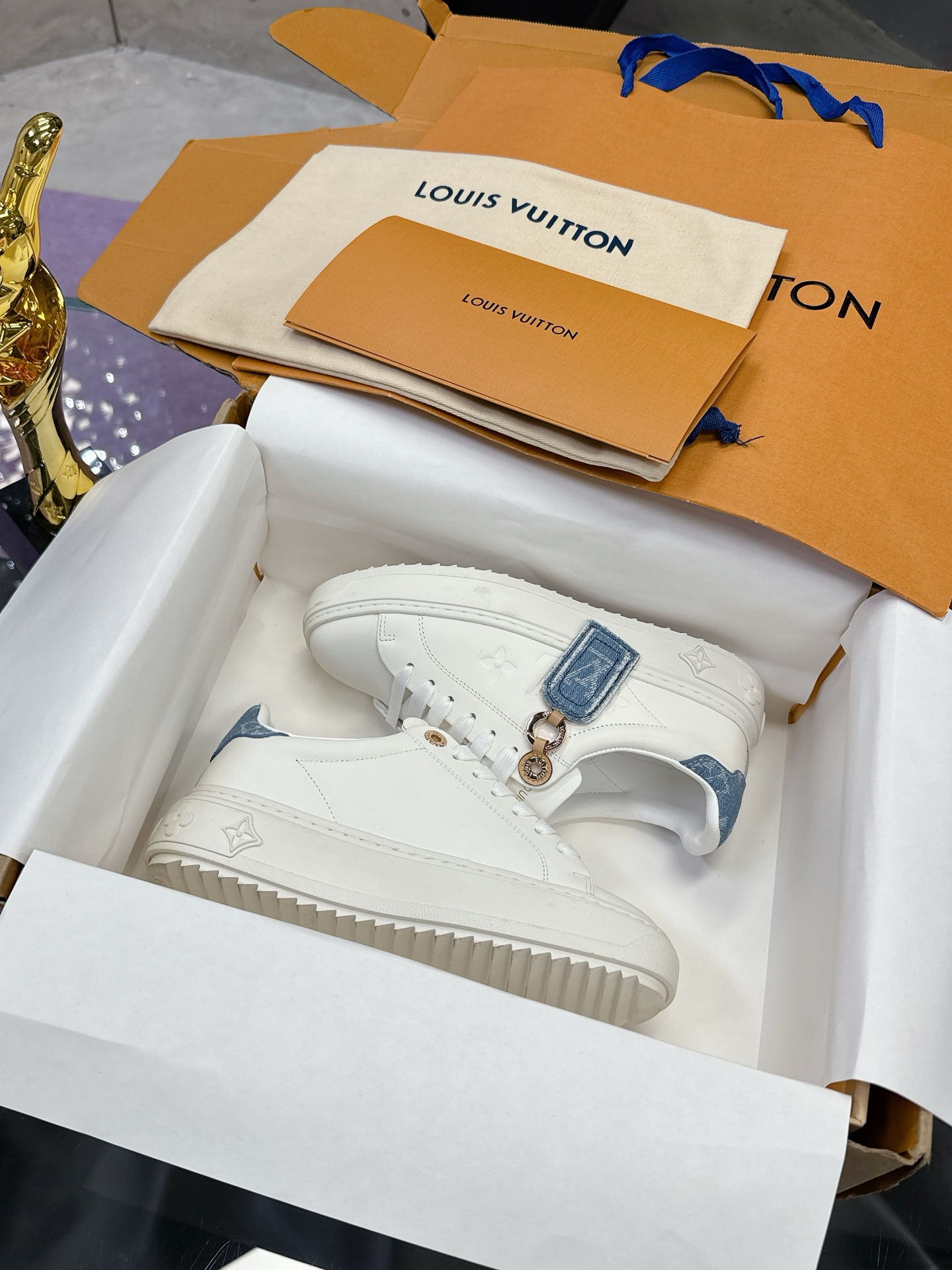 NO:172822,(Aircraft Box 10) LV couples thick-soled white shoes series Classic series using imported cowhide and oil-edged craftsmanship. I love you. The side-mounted printed logo is simple and not simple. It is full of elements and is super beautiful. I recommend you to enter, the foot feel is invincible, the top quality is delicate and the texture is comparable to zp!  The inner foot pad is the original consistent cowhide. The original mold opening Tpu outsole is the same as ever, and the details are impeccable. Please distinguish it from the cheap goods on the market. Size women's 35-40 full package, casual shoes/sports shoes, louis vuitton, sneakers, cowhide19860909（飞机盒10） LV 情侣款厚底小白鞋系列 经典系列 采用进口牛皮 油边工艺 爱了爱了,侧身印花logo简约不简单,元素满满的爱上脚超级好看 推荐你们入 、脚感无敌、顶级品质 质感细腻媲美zp！ 内里垫脚原版一致牛皮.原版开模Tpu大底,品质一如既往,细节无可挑剔.请区分于市面廉价货 Size女35-40  全套包装,休闲鞋/运动鞋,louis vuitton,sneakers,cowhide,Women's Shoes