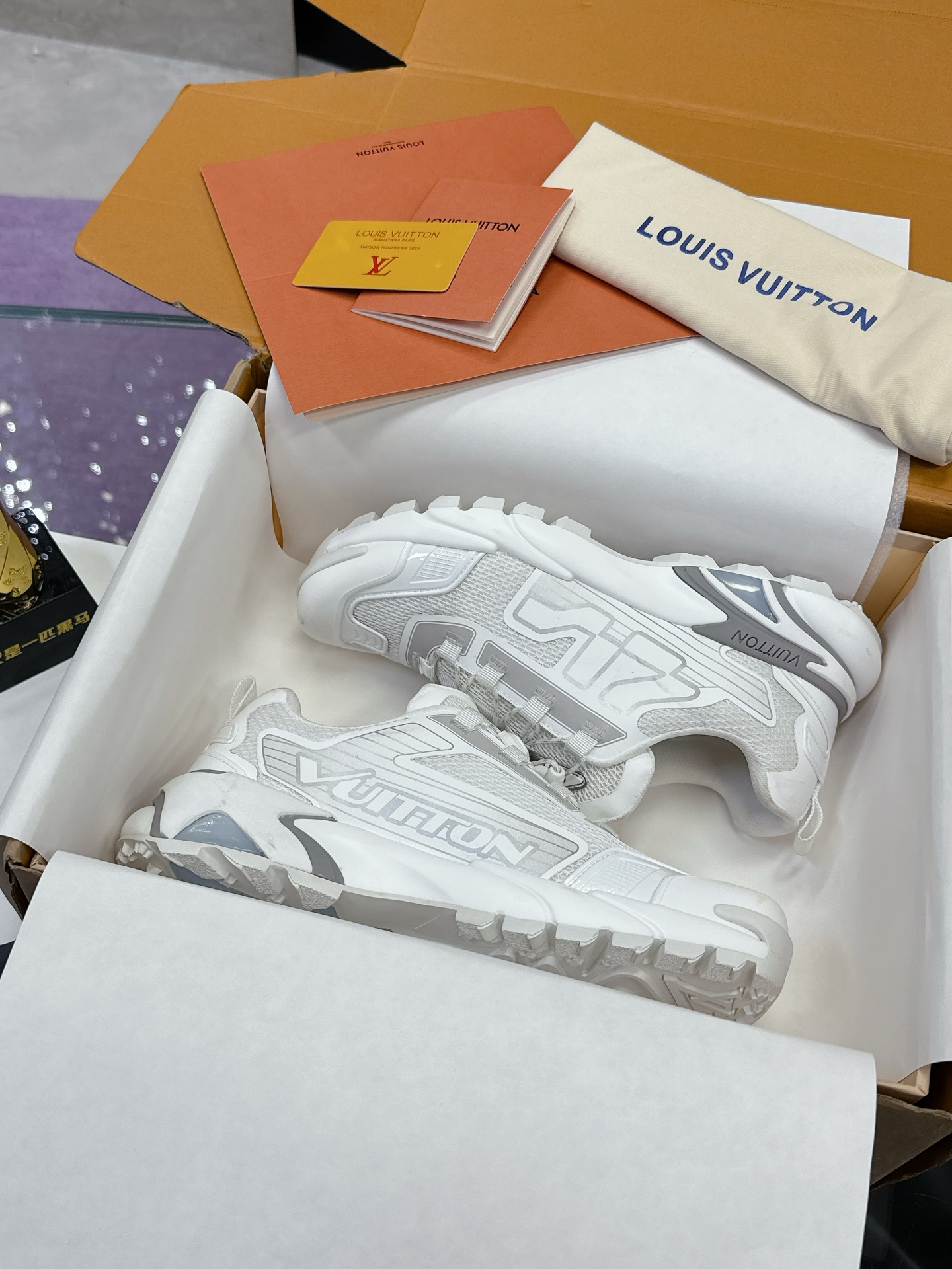 NO:230743,Top version of LV Louis Vuitton Ljia Donkey Runner Tatic series Thick sole Casual sports shoes Running shoes Original purchase and development Made this model LV Runner Tatic sports shoes combine technology materials such as mesh fabric and straps to interpret the inspiration of traditional hiking shoes. LV letters are written on one side, and the lassoon buckles are embellished with fast lace-up system Monogram Flowers and Louis Vuitton logos, light and wear-resistant rubber outsole perfect overall, delivery counter exquisite packaging Fabric: original imported custom technology fabric   mesh surface Inner original customized breathable mesh Sole original open mold-proof rubber combination material Sole thickness 4CM Size: men's 39-45, casual shoes/sports shoes, louis vuitton, louis vuitton, louis vuitton, louis vuitton, louis vuitton, louis vuitton, louis vuitton, louis vuitton, louis vuitton, louis vuitton, louis  vuitton,sneakers19860909顶级版本LV路易威登 L家驴牌Runner Tatic系列 厚底 休闲 运动鞋 跑鞋 原版购入开发 做货 本款 LV Runner Tatic 运动鞋融合网格面料和饰带等科技材质,演绎传统登山鞋的灵感启发.LV 字母抒写于一侧,快速系带系统的套索扣点缀 Monogram 花卉和路易威登标识,轻盈耐磨的橡胶外底完善整体 配送专柜精美包装 面料:原版进口定制科技面料 网面 内里原版定制透气网里 鞋底原版开模防滑橡胶组合材质 底厚4CM Size:男款39-45,休闲鞋/运动鞋,louis vuitton,louis vuitton,louis vuitton,louis vuitton,sneakers,Women's Shoes