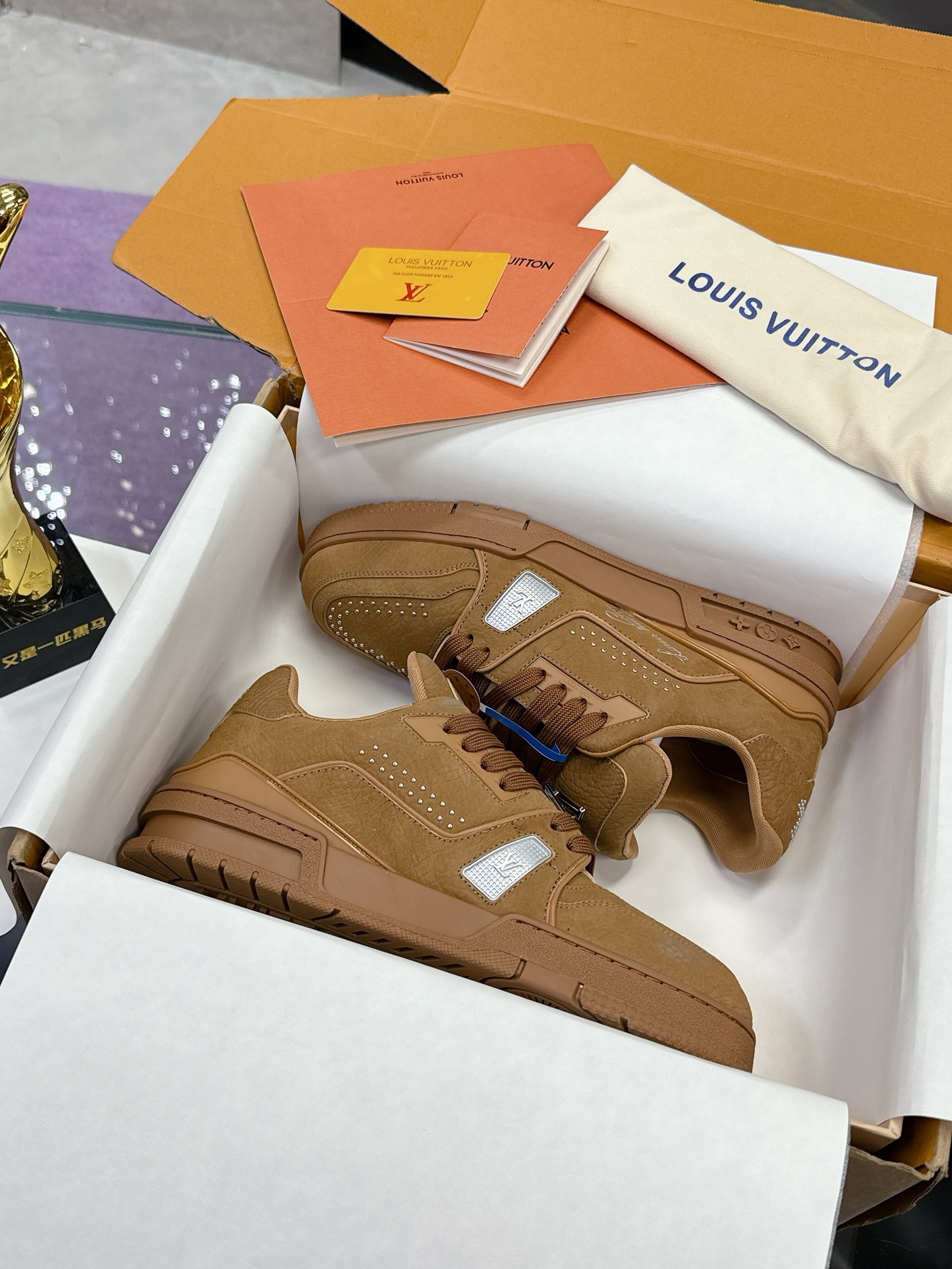 NO:172830,2025 Latest Colors Latest Release Original Development Quality Shipping Welcome to Compare LV Board Shoes Series LV Trainer Maxi Sneakers introduce the loose silhouette of the ready-to-wear series into the LVTrainer Sneakers designed by Virgil Abloh, and the men's clothing show was highlighted. The cowhide upper combines rough fabric laces to point out the classic elements of the brand with colorful beads. The LV letters marked the tongue, and Monogram flowers live on the outsole. The mixed material is made of top layer cowhide, wrapped in imported custom-made special printed denim, thick lace lace design, with Monogram large print on the side, the tongue and heel 