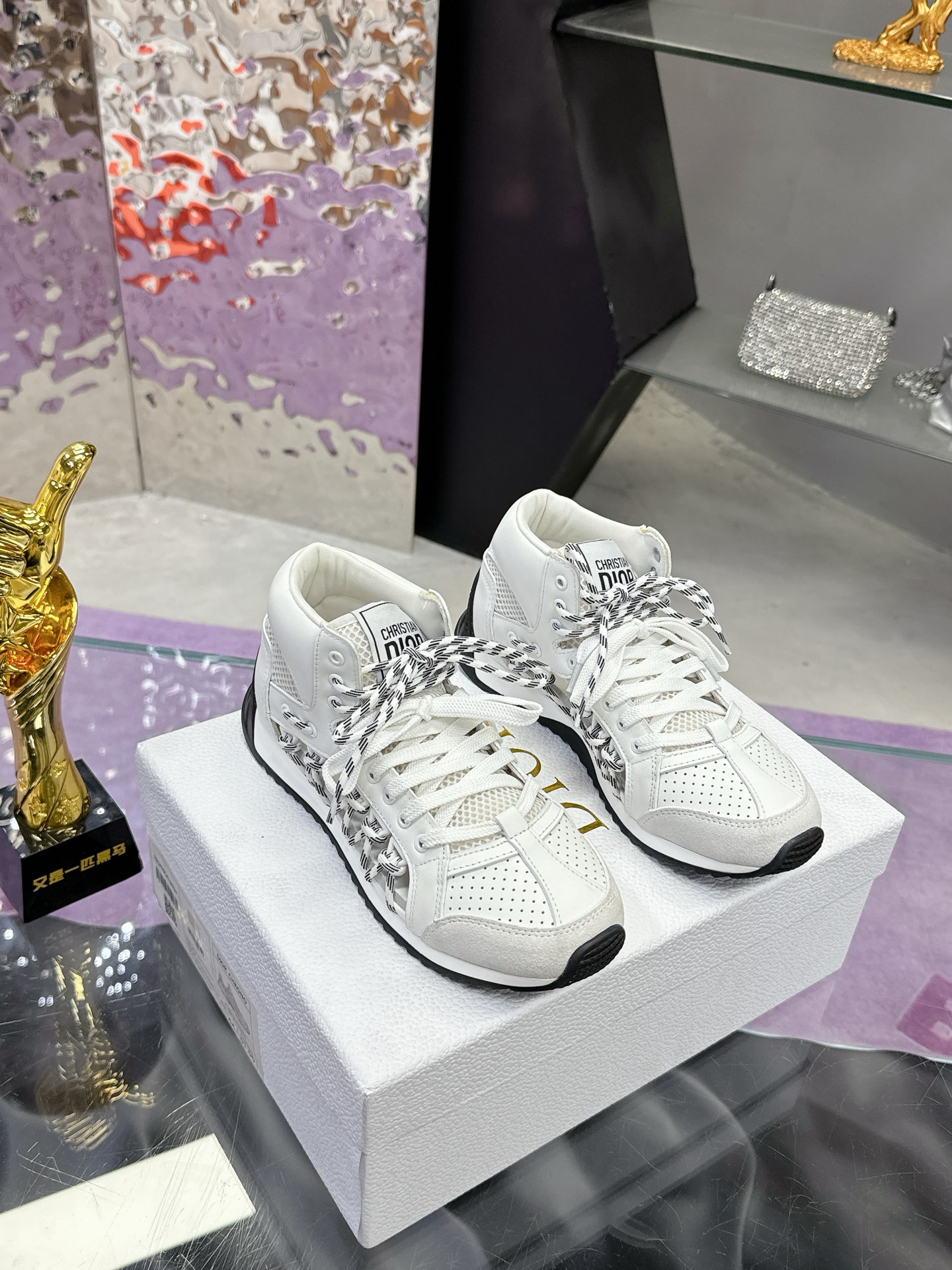 NO:228682,Dior's latest catwalk model is exclusively available, 2025 series new products, this Dior, C'est sneaker shows a striking and fashionable style. It is carefully crafted, with the hollowed-out design style on the side of the upper, and the details also add a touch of elegant temperament. The light two-color sole is extremely comfortable and shows the charm of sports style. It can add fashionable temperament to various casual styles. The tongue and sole are decorated with Christian Paris logo Niujing with cowhide design style Women's size 35-40,,dior,dior,sneakers,cowhide19860909迪奥最新款走秀款 独家发售,2025系列新品这款 Dior、C ' est 运动鞋彰显醒目而时尚的风范 精心制作,鞋面侧边镂空设计风格搭配超级时尚,细节也增添一丝优雅气质.轻盈的双色 鞋底舒适非凡,彰显运动风格的魅力.可为各式休闲造型增添时尚气质. 鞋舌和鞋底饰以 Christian Paris 标志 牛京搭配牛皮设计风格 女码35-40,,dior,dior,sneakers,cowhide,Women's Shoes