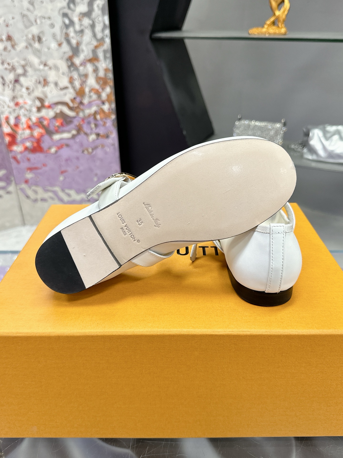 工厂价：300
Louis Vuitton 路易威登春夏玛丽珍时装平底鞋🥿
春夏秀场出镜率最高的一款单品 超多名模上脚 简约大方非常百搭💓
鞋面采用原版牛皮
全皮包裸纯手工缝纫鞋面，LV五金扣标识点缀🌹
内里采用水染牛皮 透气舒适耐磨🌹
意大利真皮大底 
码数：35—40