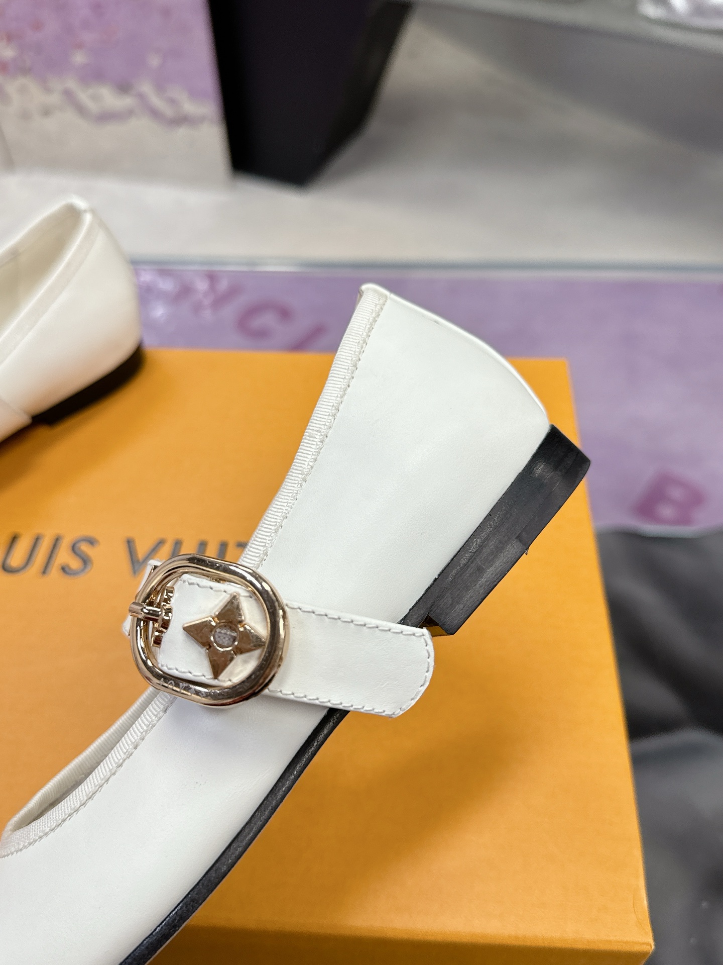 工厂价：300
Louis Vuitton 路易威登春夏玛丽珍时装平底鞋🥿
春夏秀场出镜率最高的一款单品 超多名模上脚 简约大方非常百搭💓
鞋面采用原版牛皮
全皮包裸纯手工缝纫鞋面，LV五金扣标识点缀🌹
内里采用水染牛皮 透气舒适耐磨🌹
意大利真皮大底 
码数：35—40