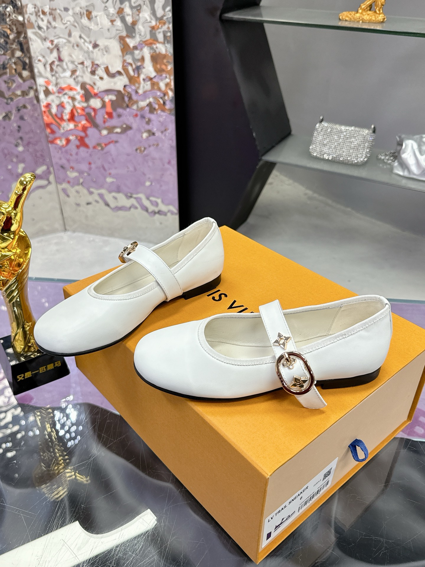 工厂价：300
Louis Vuitton 路易威登春夏玛丽珍时装平底鞋🥿
春夏秀场出镜率最高的一款单品 超多名模上脚 简约大方非常百搭💓
鞋面采用原版牛皮
全皮包裸纯手工缝纫鞋面，LV五金扣标识点缀🌹
内里采用水染牛皮 透气舒适耐磨🌹
意大利真皮大底 
码数：35—40
