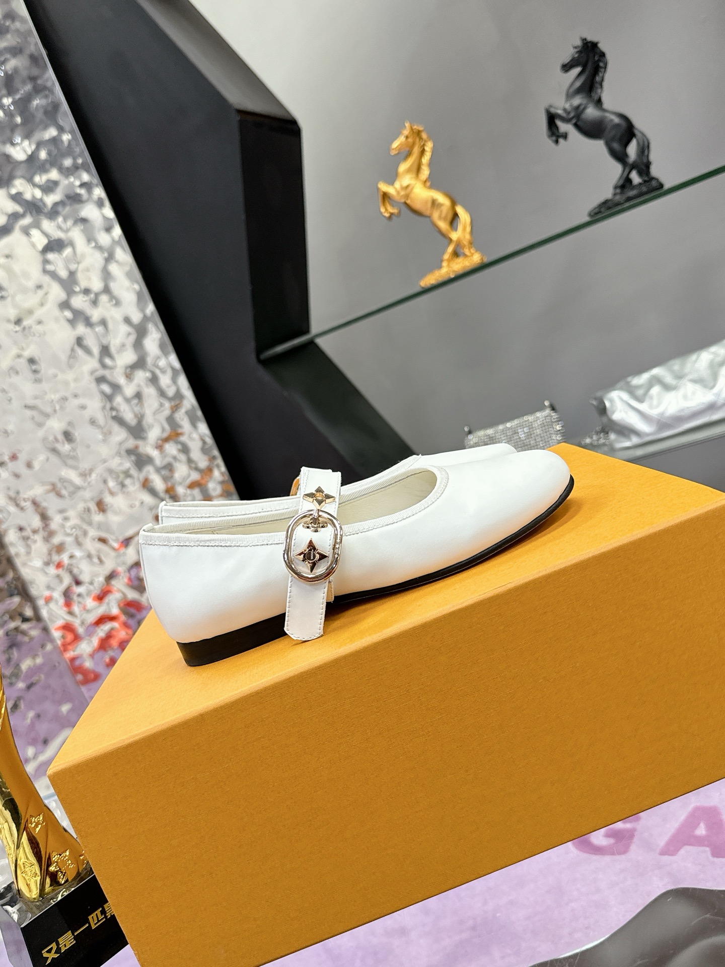 工厂价：300
Louis Vuitton 路易威登春夏玛丽珍时装平底鞋🥿
春夏秀场出镜率最高的一款单品 超多名模上脚 简约大方非常百搭💓
鞋面采用原版牛皮
全皮包裸纯手工缝纫鞋面，LV五金扣标识点缀🌹
内里采用水染牛皮 透气舒适耐磨🌹
意大利真皮大底 
码数：35—40