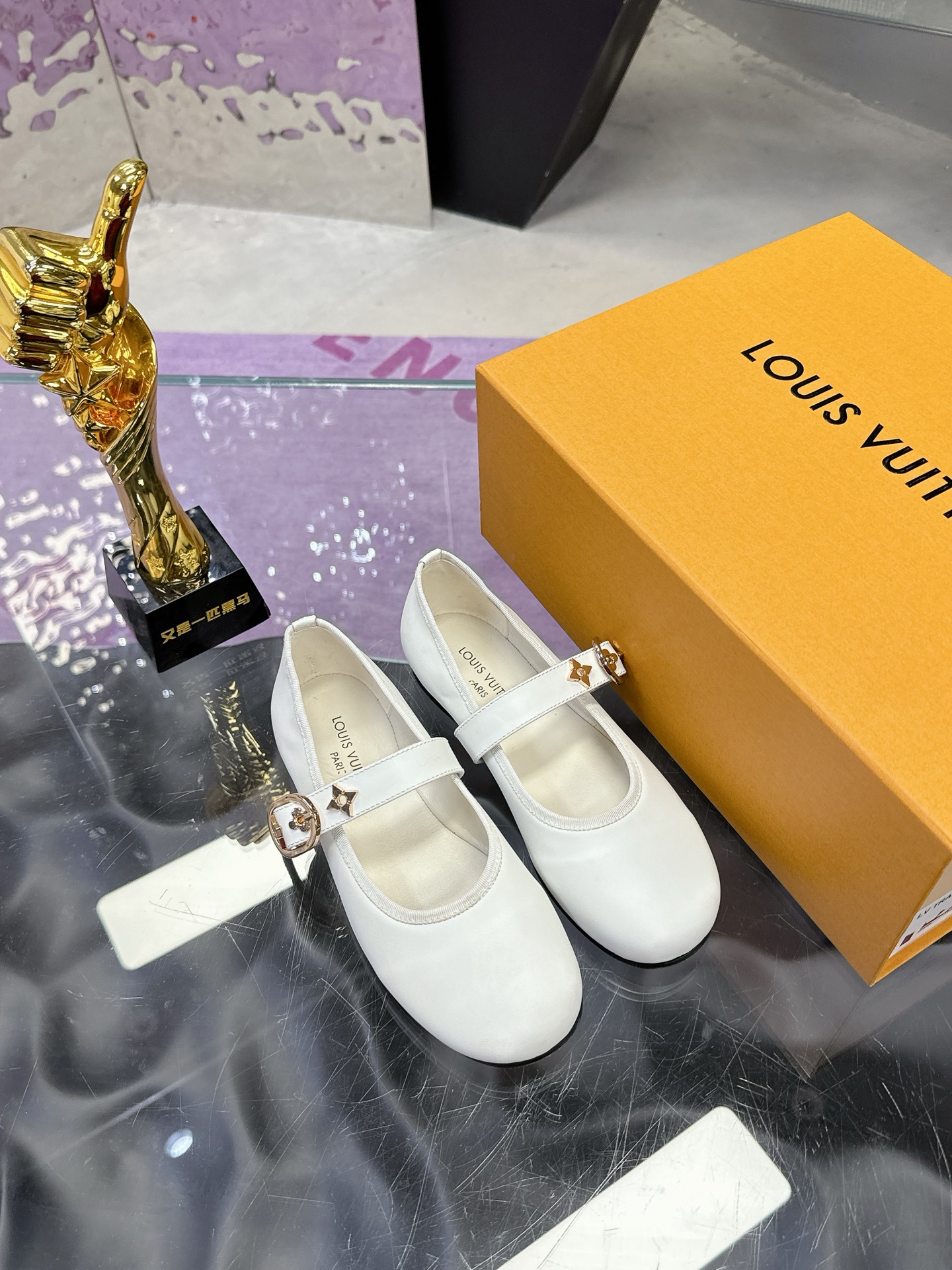 工厂价：300
Louis Vuitton 路易威登春夏玛丽珍时装平底鞋🥿
春夏秀场出镜率最高的一款单品 超多名模上脚 简约大方非常百搭💓
鞋面采用原版牛皮
全皮包裸纯手工缝纫鞋面，LV五金扣标识点缀🌹
内里采用水染牛皮 透气舒适耐磨🌹
意大利真皮大底 
码数：35—40