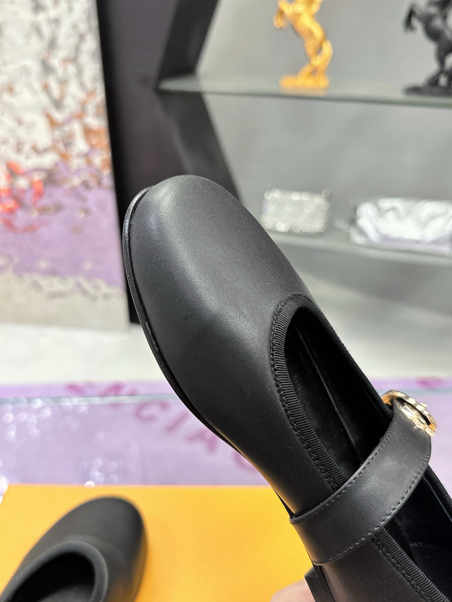 工厂价：300
Louis Vuitton 路易威登春夏玛丽珍时装平底鞋🥿
春夏秀场出镜率最高的一款单品 超多名模上脚 简约大方非常百搭💓
鞋面采用原版牛皮
全皮包裸纯手工缝纫鞋面，LV五金扣标识点缀🌹
内里采用水染牛皮 透气舒适耐磨🌹
意大利真皮大底 
码数：35—40