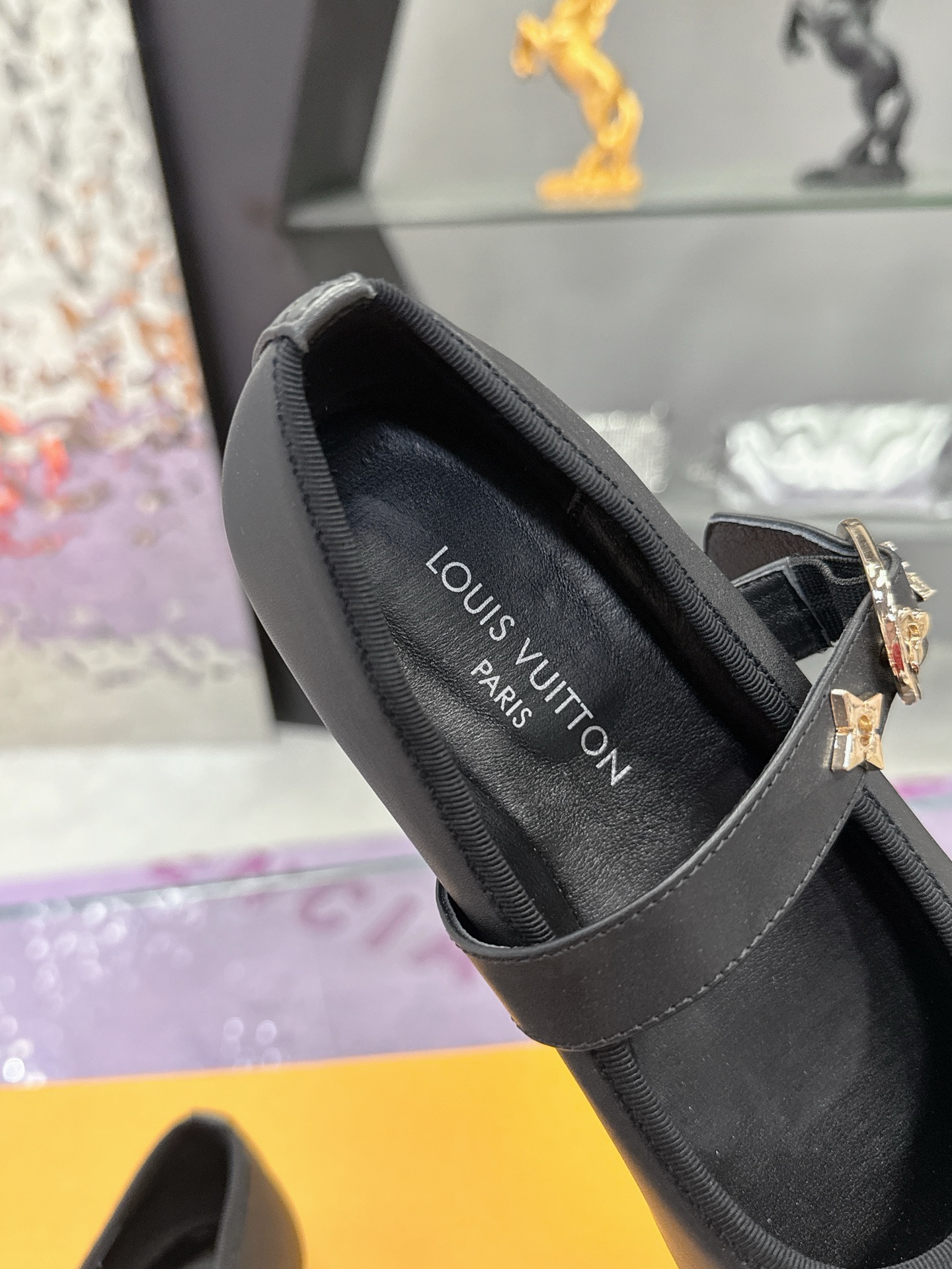 工厂价：300
Louis Vuitton 路易威登春夏玛丽珍时装平底鞋🥿
春夏秀场出镜率最高的一款单品 超多名模上脚 简约大方非常百搭💓
鞋面采用原版牛皮
全皮包裸纯手工缝纫鞋面，LV五金扣标识点缀🌹
内里采用水染牛皮 透气舒适耐磨🌹
意大利真皮大底 
码数：35—40
