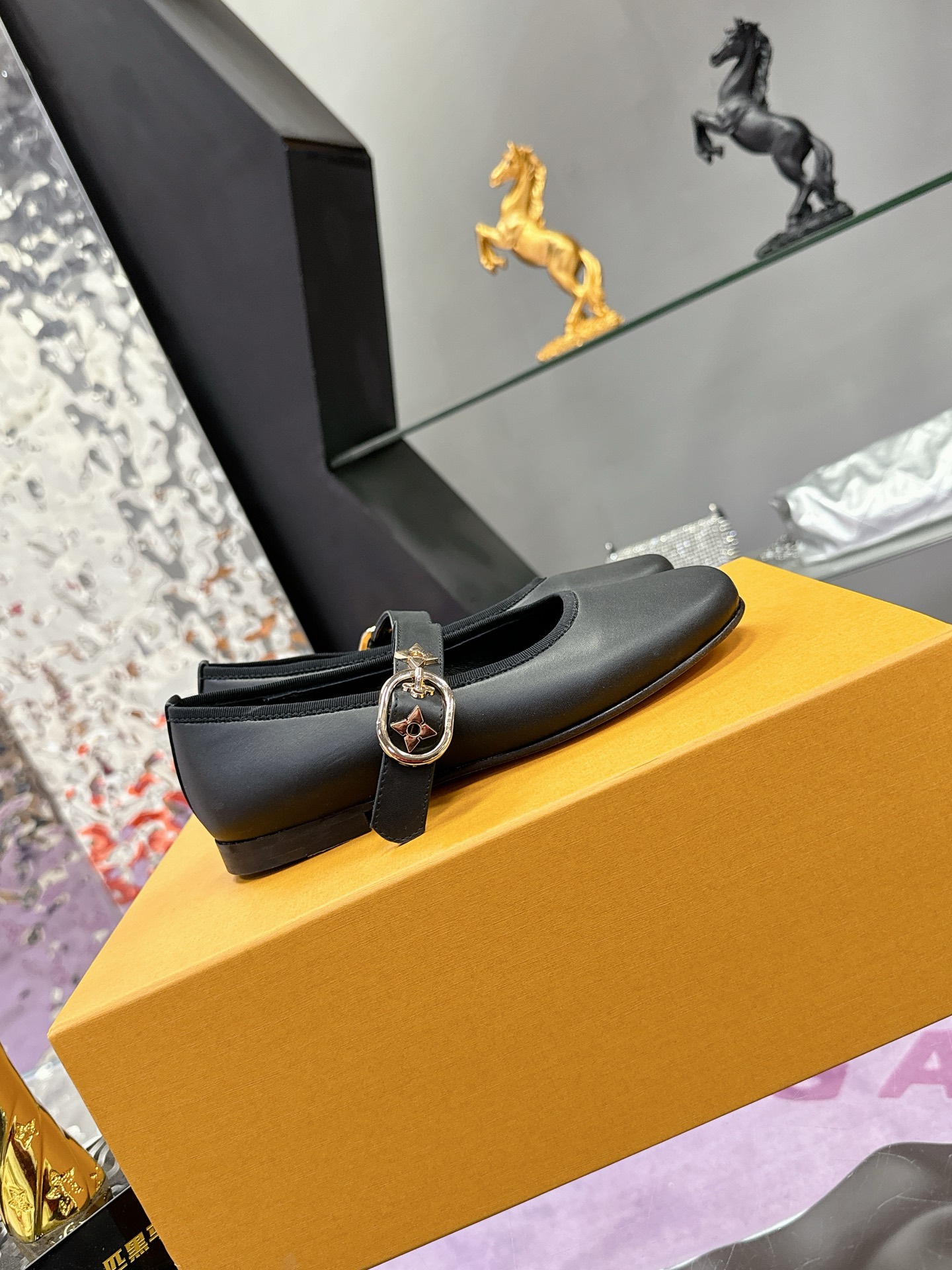 工厂价：300
Louis Vuitton 路易威登春夏玛丽珍时装平底鞋🥿
春夏秀场出镜率最高的一款单品 超多名模上脚 简约大方非常百搭💓
鞋面采用原版牛皮
全皮包裸纯手工缝纫鞋面，LV五金扣标识点缀🌹
内里采用水染牛皮 透气舒适耐磨🌹
意大利真皮大底 
码数：35—40