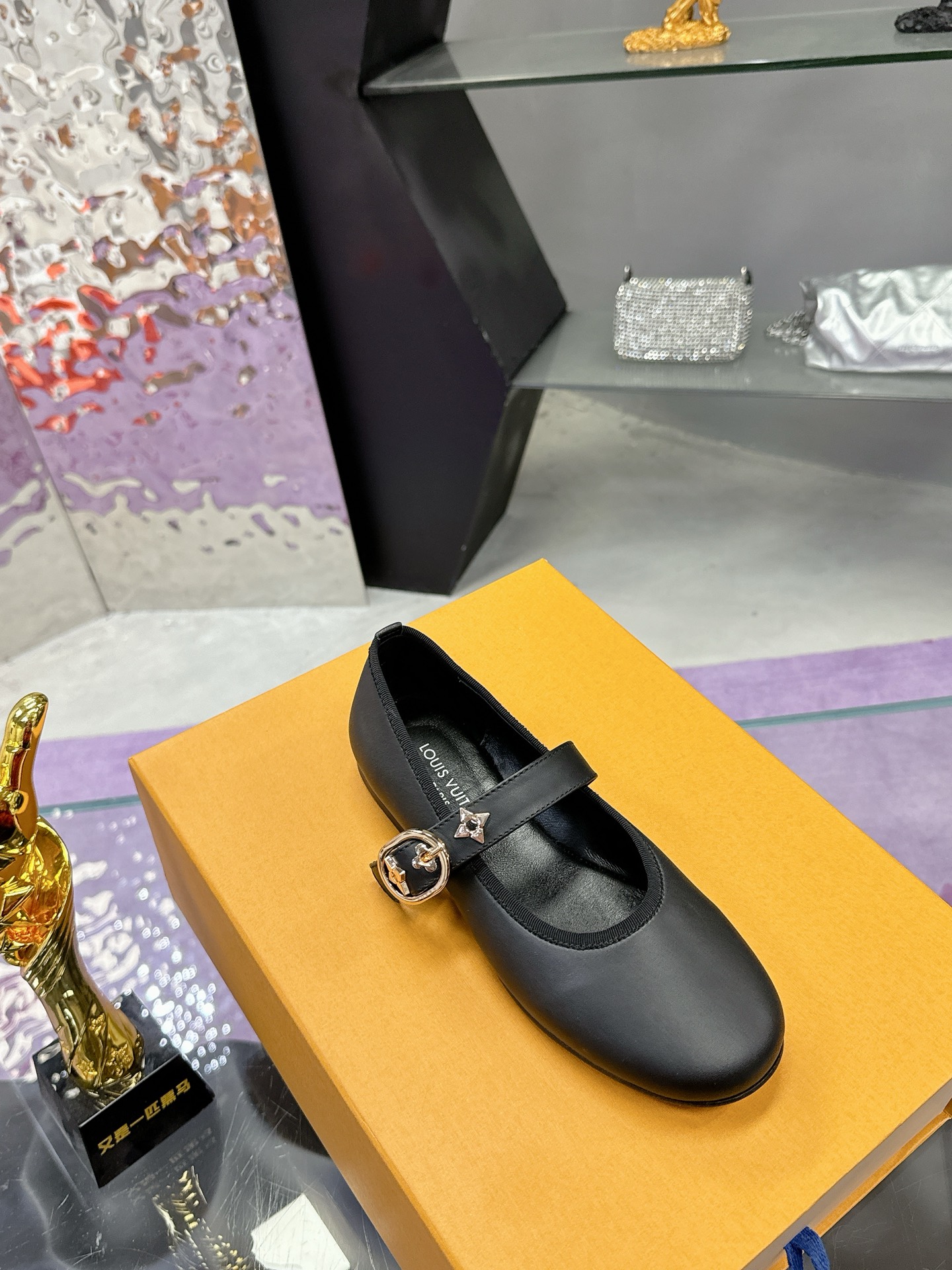 工厂价：300
Louis Vuitton 路易威登春夏玛丽珍时装平底鞋🥿
春夏秀场出镜率最高的一款单品 超多名模上脚 简约大方非常百搭💓
鞋面采用原版牛皮
全皮包裸纯手工缝纫鞋面，LV五金扣标识点缀🌹
内里采用水染牛皮 透气舒适耐磨🌹
意大利真皮大底 
码数：35—40