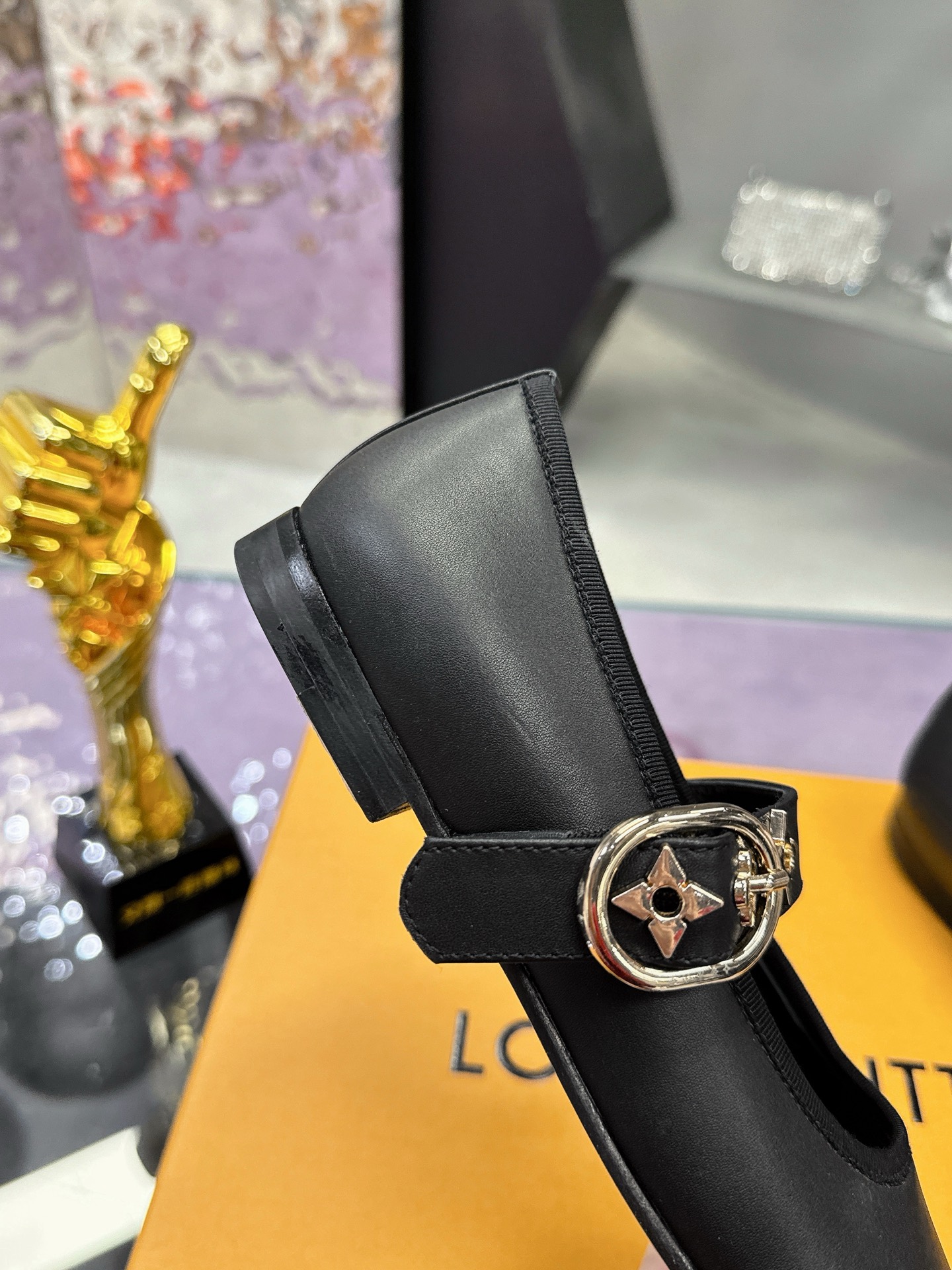 工厂价：300
Louis Vuitton 路易威登春夏玛丽珍时装平底鞋🥿
春夏秀场出镜率最高的一款单品 超多名模上脚 简约大方非常百搭💓
鞋面采用原版牛皮
全皮包裸纯手工缝纫鞋面，LV五金扣标识点缀🌹
内里采用水染牛皮 透气舒适耐磨🌹
意大利真皮大底 
码数：35—40