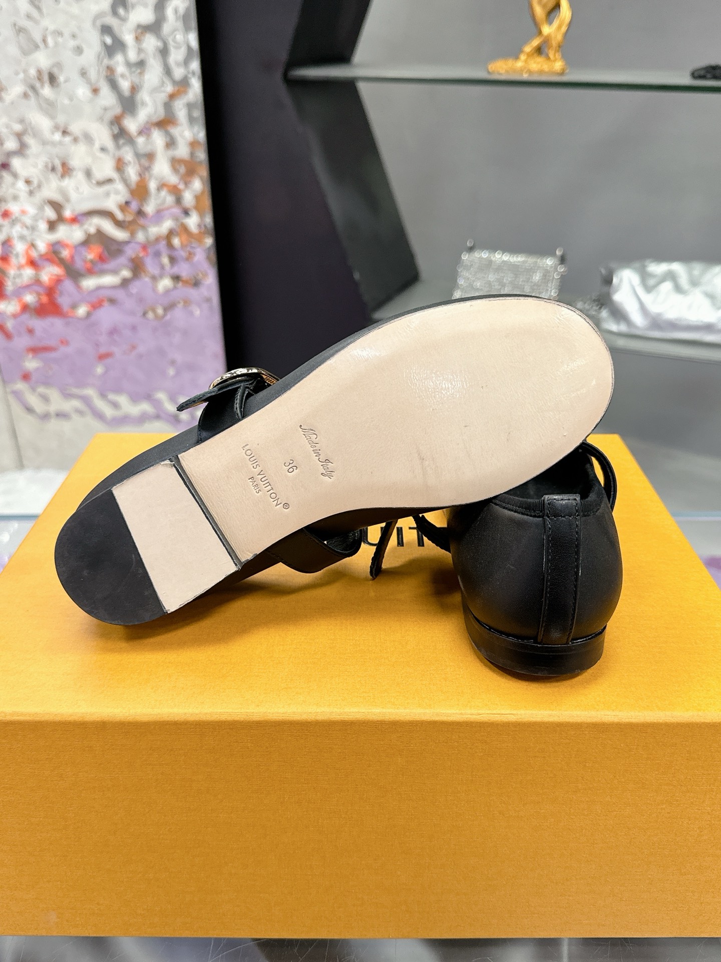 工厂价：300
Louis Vuitton 路易威登春夏玛丽珍时装平底鞋🥿
春夏秀场出镜率最高的一款单品 超多名模上脚 简约大方非常百搭💓
鞋面采用原版牛皮
全皮包裸纯手工缝纫鞋面，LV五金扣标识点缀🌹
内里采用水染牛皮 透气舒适耐磨🌹
意大利真皮大底 
码数：35—40