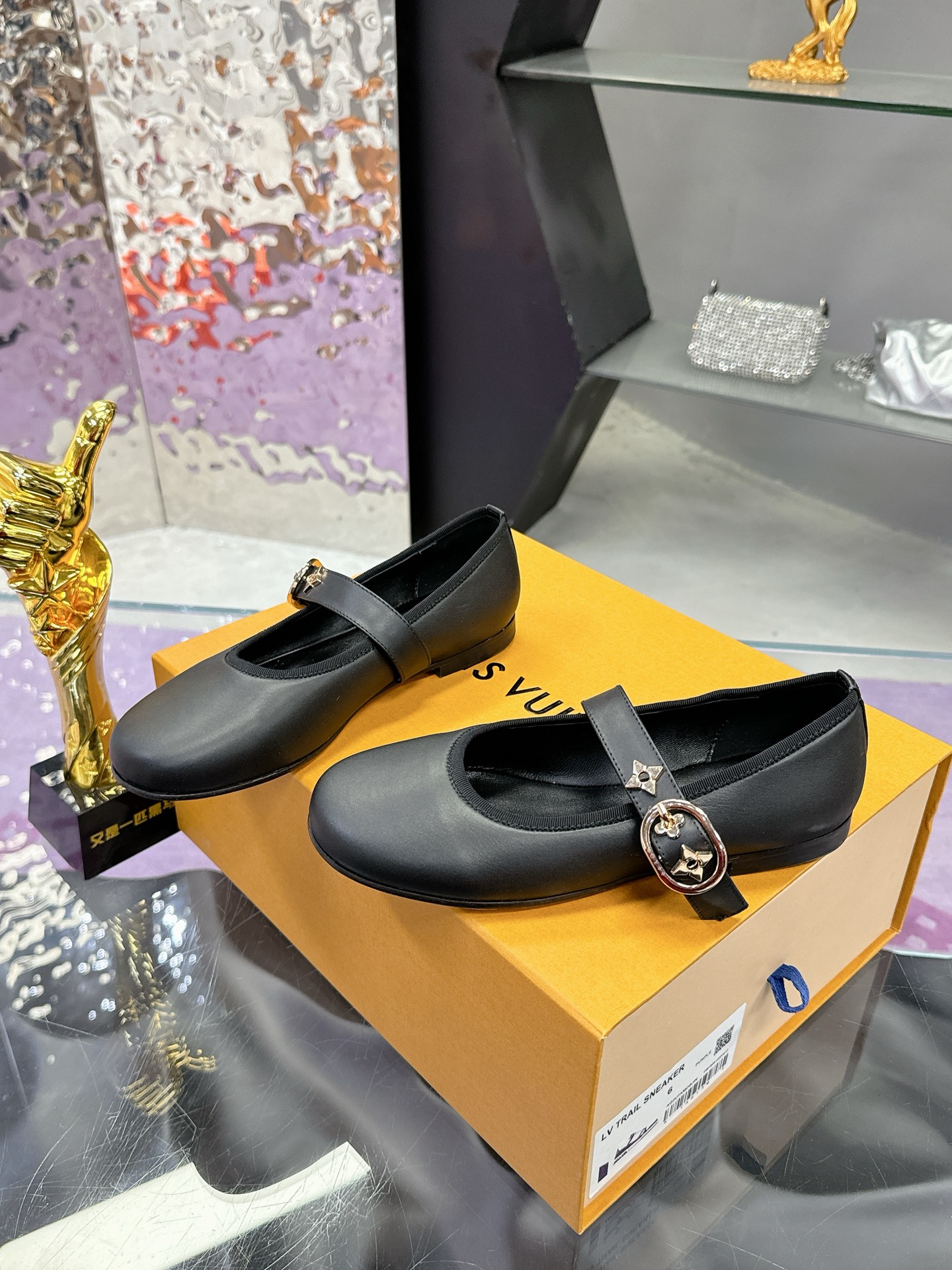 工厂价：300
Louis Vuitton 路易威登春夏玛丽珍时装平底鞋🥿
春夏秀场出镜率最高的一款单品 超多名模上脚 简约大方非常百搭💓
鞋面采用原版牛皮
全皮包裸纯手工缝纫鞋面，LV五金扣标识点缀🌹
内里采用水染牛皮 透气舒适耐磨🌹
意大利真皮大底 
码数：35—40