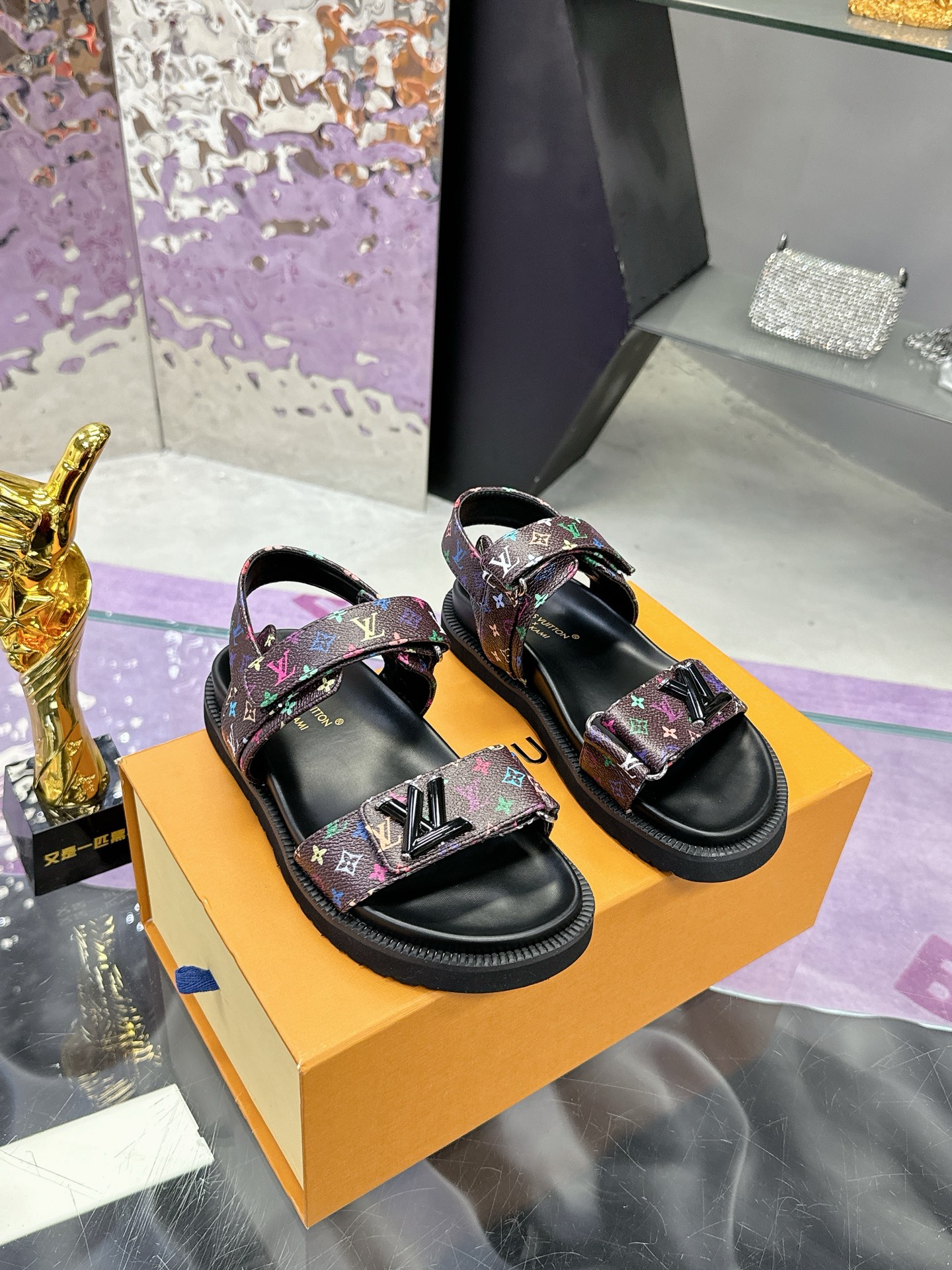 NO:271145,Real price Louis Vuitton summer new slippers are on the market, 1:1 high-end customization, instantly kill all imitations, original mold opening LOGO punching decoration, both fashionable and beautiful, new early spring style top version, purchasing level!  Full of high-end feeling!  A popular model from domestic and foreign bloggers, retro and fashionable, beautiful!  Official website main model★ ━━━━━ t ━━━━━━━━━━━━━━━━━━━━━━━━━━━━━━━━━━━━━━━━━━━━━━━━━━━━━━━━━━━━━━━━━━━━━───────�19860909实价 Louis Vuitton路易威登夏新款拖鞋火爆上市,1:1高级定制,秒杀一切仿品,原版开模LOGO冲孔装饰,既时尚又美观,早春新款 顶级版本 代购级别！高级感十足！国内外博主刷爆的一款,复古又时髦上脚美炸了！官网主推款★ ━━━━━ t ━━━━━ 鞋面原版牛皮 金属扣 内里进口山羊皮里 大底原版开模耐磨大底 码数35-43（41 42 43 定制） 包装全套精美抽屉盒,,louis vuitton,louis vuitton,slippers,cowhide,sheepskin,Men's shoes