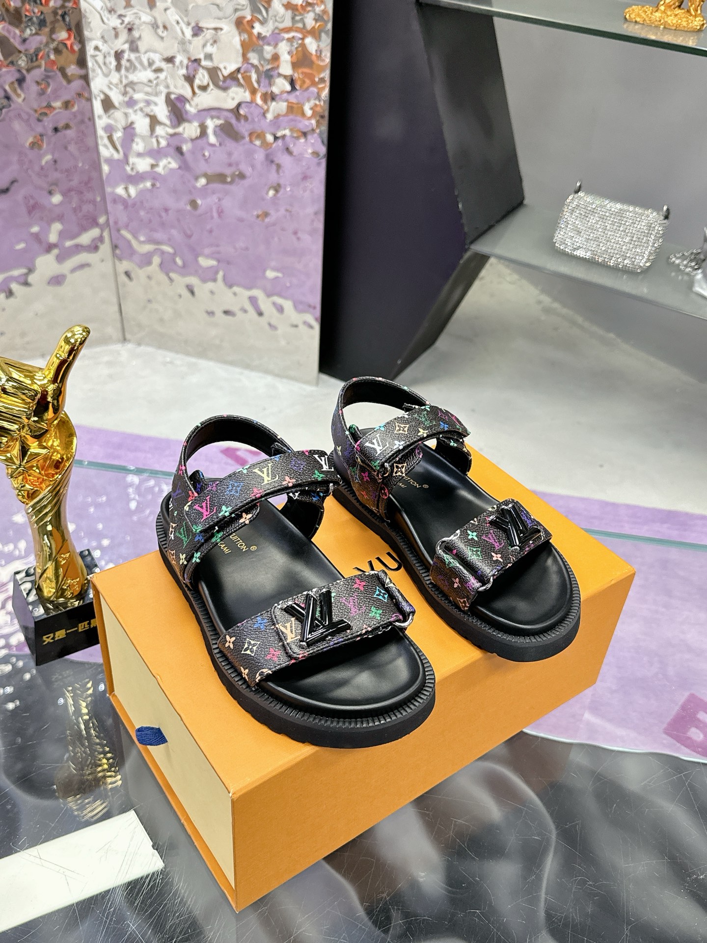 NO:230709,Louis Vuitton's new summer slippers are on the market, 1:1 high-end customization, instantly killing all imitations, original mold opening LOGO punching decoration, both fashionable and beautiful, new early spring style top version, purchasing level!  Full of high-end feeling!  A popular model from domestic and foreign bloggers, retro and fashionable, beautiful!  Official website main model★ ━━━━━ t ━━━━━━━━━━━━━━━━━━━━━━━━━━━━━━━━━━━━━━━━━━━━━━━━━━━━━━━━━━━━━━━━━━━──────────────────────────────────────────────────────────────────────────────────────────────�19860909Louis Vuitton路易威登夏新款拖鞋火爆上市,1:1高级定制,秒杀一切仿品,原版开模LOGO冲孔装饰,既时尚又美观,早春新款 顶级版本 代购级别！高级感十足！国内外博主刷爆的一款,复古又时髦上脚美炸了！官网主推款★ ━━━━━ t ━━━━━ 鞋面原版牛皮 金属扣 内里进口山羊皮里 大底原版开模耐磨大底 码数35-43（41 42 43 定制） 包装全套精美抽屉盒,凉鞋,louis vuitton,louis vuitton,sandals,slippers,cowhide,sheepskin,Women's Shoes