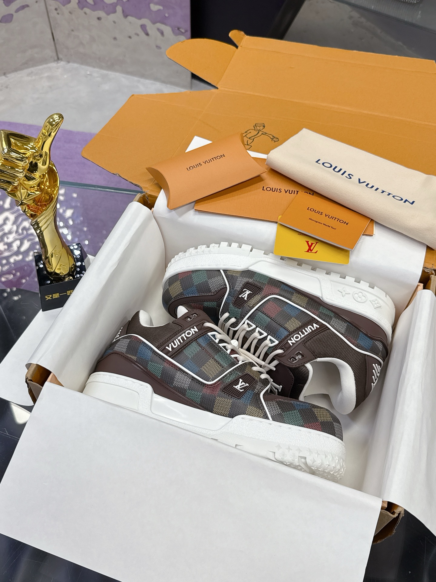 NO:230753,Lv Fat Ding, Fat Ding, Little Cute, Couple Style, 2025 Spring Color, Currently, this version is only available for zp on the market. The highest restores all details and packaging. The latest upgraded version of lvtrainer Xiao Fat Ding 2025 is the same as the original version. Exclusive model opening. Market ceiling level. Welcome to compare. Version private model bottom. Large star particles. Different from the thin small star paired jewelry-level buttons. The buttons were opened for a month before the version was finalized!  Each button is smooth and not rough, with a crystal clear texture!  The shoe waist is equipped with elastic bands to protect the ankle better and improve comfort, which is different from the market. The midsole cloth is a virtual and real-life printing effect, avoiding fake at a glance!  Size: Men's 39-45, casual shoes/sports shoes, louis vuitton, sneakers19860909Lv胖丁 肥嘟嘟 小可爱 情侣款 2025开春色 目前此版本只做zp上市的 最高还原所有细节 、包装 lvtrainer小胖丁2025最新升级版本 原版一致 独家开模 市场天花板级 欢迎对比 对版私模大底 大星星颗粒 区别市场单薄的小星星对版饰品级扣子 扣子开模了一个月才定版！ 每一个扣子都光滑不粗糙,晶莹剔透的质感！鞋腰对版做了松紧带 更能护好脚踝 提高舒适度,区别于市场货.中底布 是虚实相间的 独家打印效果 避免一眼假！ 码数:男39-45,休闲鞋/运动鞋,louis vuitton,sneakers,Women's Shoes