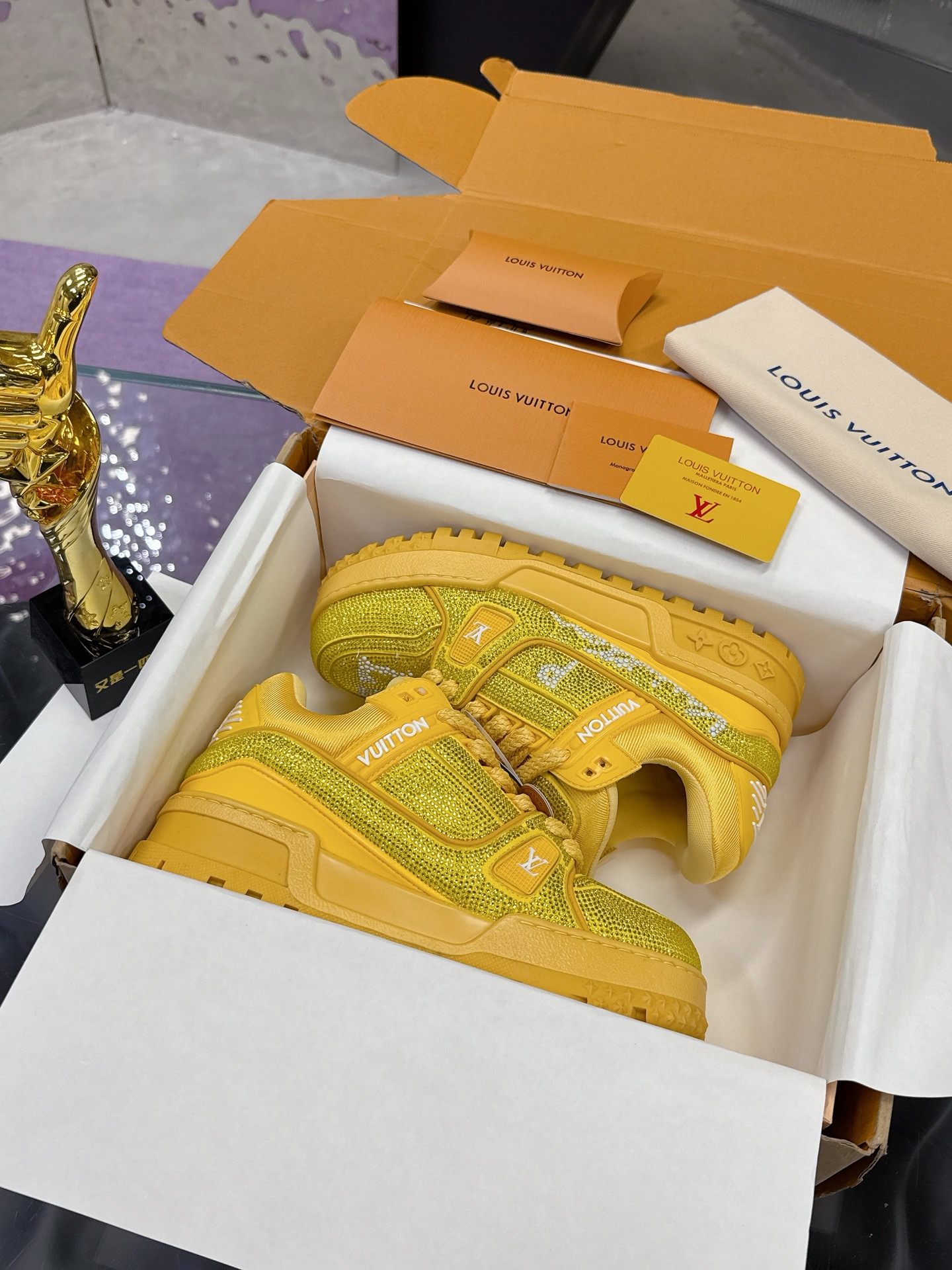 NO:230744,LV Fat Ding Diamond Floor Trainer Couple Full Diamond Limited Bulingbuling Little Fat Ding Series Exclusive High Quality!  The color matching is too high-end!  Whether in natural light or under luminous light, it is full of radiance and radiance. Daily commuting or shuttle to nightclubs, it is an eye-catching tool with a high-speed look back. If you wear it, you will be the brightest baby on the whole street. The original customized Bing Bing private film luxury crystal diamond uses high-temperature ironing technology to prevent the diamond from falling off!  Packing technology, sewing edge locking, TPU original bottom. Please pay attention to distinguish between the currency materials on the market!  I like bulingbuling so much, the real thing is really shining!  Size35-44, casual shoes/sports shoes, louis vuitton, sneakers19860909LV 胖丁 钻面 trainer情侣满钻限量bulingbuling 小胖丁系列独家高品质！ 配色太显高级啦！ 无论在自然光抑或在夜光灯下同样 光芒四射流光溢彩 日常通勤还是穿梭夜店, 都是回头率爆表的吸睛神器 穿上它你就是整条街最亮的崽. 原版定制Bing Bing私膜奢华水晶钻,采用高温烫压工艺不掉钻！套包工艺 缝合锁边,TPU原版大底. 请注意区分市面通货材料！ 好喜欢bulingbuling感觉,实物真的好闪！ Size35-44,休闲鞋/运动鞋,louis vuitton,sneakers,Women's Shoes