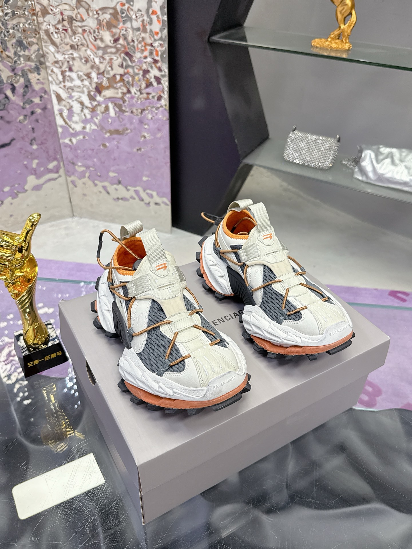 NO:230736,Balenciaga 15th generation continues its unique design concept, combining fashion and functionality, using high-quality materials, combining trend and durability!  !  The shoe style is a flat dad shoe style, the overall design is fashionable and outdoor functionality. The alenciaga Hike Sneaker by brokegalerie is still the iconic exaggerated contour and aging effect of Demna’s Balenciaga, plus the adjustable black and silver drawstring through the upper, a webbing lifting ring, and a set of designs for Bawei outdoors. It highlights the outdoor characteristics!  !  Fabric: Original custom imported cowhide material custom original cowhide inner lid: Original custom breathable mesh foot pad: Original injection molding Outsole: Original mold opening ultralight MD combination sole Size: 35-45, casual shoes/sports shoes, balenciaga, balenciaga, sneakers, cowhide19860909Balenciaga 巴黎世家 15代延续其独特的设计理念,融合时尚与功能性,采用高品质的材料,兼具潮流感和耐用性！！ 鞋型为扁平的老爹鞋款式,整体设计时尚和户外功能性,alenciaga Hike Sneaker by brokengalerie, 依然是Demna任下巴黎世家标志性的夸张轮廓和做旧效果,加上贯穿鞋面的可调式黑银抽绳,织带提拉环,巴味户外的一组设计.彰显户外特色！！ 面料:原版定制进口牛皮做旧料定制原版牛皮 内里:原版定制透气网 垫脚:原版注塑成型 大底:原版开模超轻MD组合底 Size: 35-45,休闲鞋/运动鞋,balenciaga,balenciaga,sneakers,cowhide,Women's Shoes