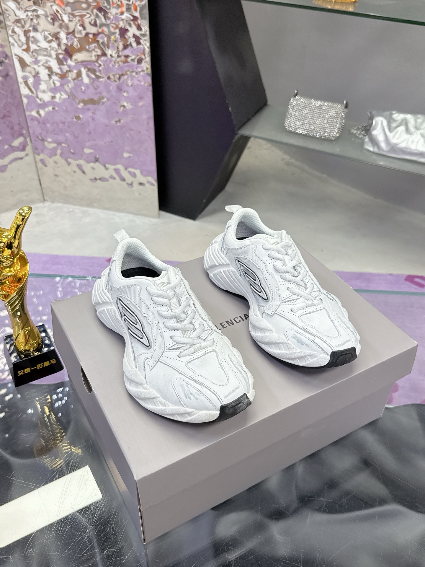 NO:230730,Balenciaga latest hit Sneaker series couple daddy shoes sneakers The overall shoe shape draws on the creative ideas of two shoe shapes, Balenciaga Track and Balenciaga Runner, which is equivalent to removing the outer frame of the Track shoe body and inheriting Runner's streamlined shape and Track flat toe. Original custom imported cowhide fabric original model opening ultralight MD combination super lightweight super comfortable Size women 35-40 men 39-45 (for women 40 men 45 custom made), casual shoes/sports shoes, balenciaga, balenciaga, sneakers, cowhide19860909Balenciaga 巴黎世家最新爆款 Sneaker系列情侣款老爹鞋运动鞋  整体鞋型汲取了Balenciaga Track和Balenciaga Runner两款鞋型的创作思路 相当于把 Track鞋身的外框拆了下来 同时继承了 Runner的流线造型和 Track扁平的鞋头.原版定制进口牛皮面料 原版开模超轻MD组合 超级轻 超级舒适 Size女35-40男39-45（女40男45订做）,休闲鞋/运动鞋,balenciaga,balenciaga,sneakers,cowhide,Women's Shoes