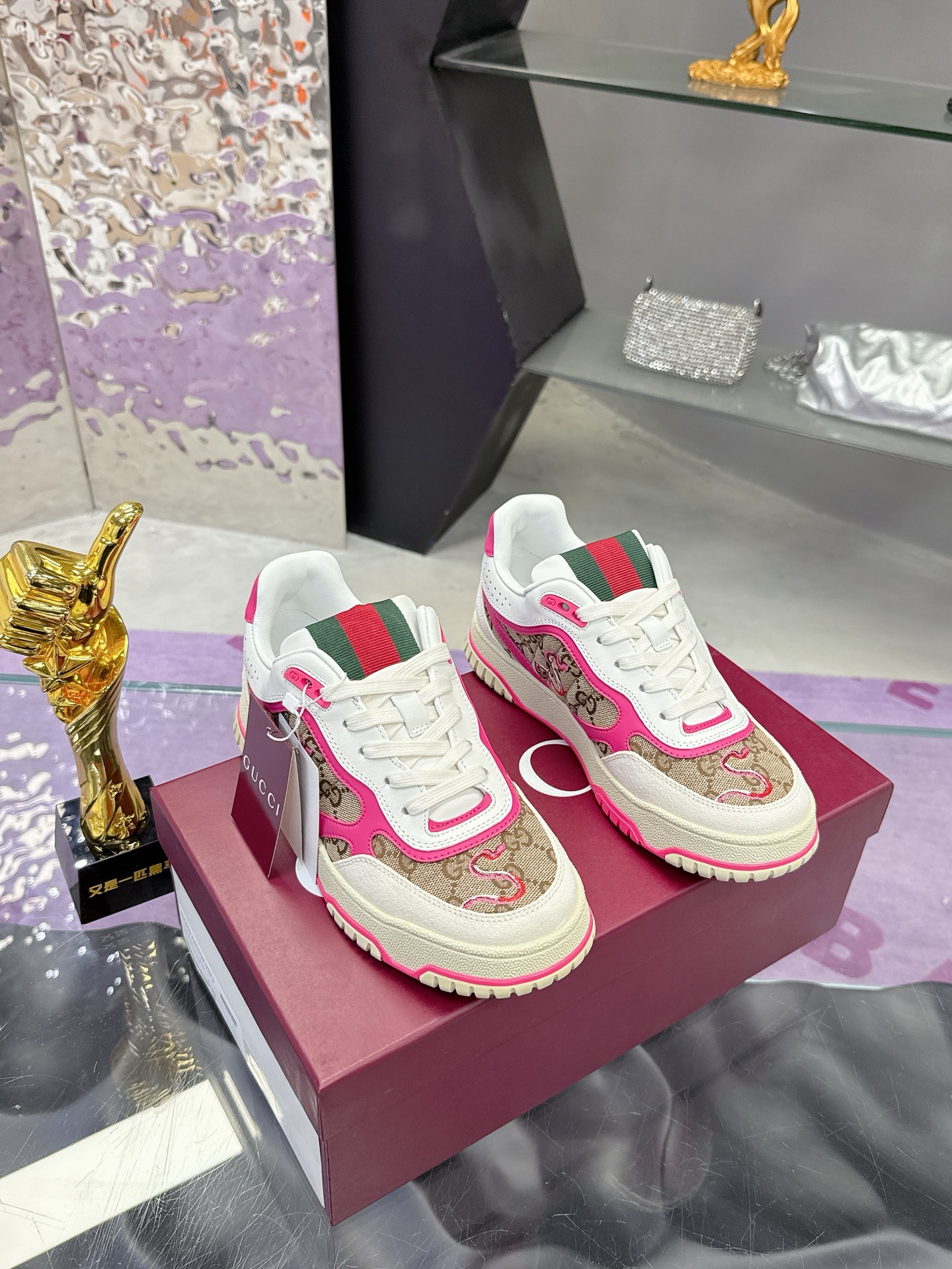 NO:228686,2025 Snake Year Limited Edition Shipping Gucci Gucci The latest popular couple sneakers series Original purchase and development Made in goods, this high and low top sneakers adopt a basketball-style silhouette design, cleverly incorporates hollow pieces and old-fashioned effects, showing unique ingenuity. The craftsmanship integrates interlocking double G styling accessories and Gucci letters and other brand logo details, paying low-key tribute to the brand design inheritance. Delivery counter exquisite packaging, original custom fabric custom imported cowhide, imported cowhide, sole imported cowhide, original molded TPU sole, sole thickness: 3cm Size: women's 35-41, casual shoes/sports shoes, gucci, gucci, sneakers, cowhide198609092025蛇年限量版 出货 Gucci古驰 最新爆款情侣运动鞋系列 原版购入开发 做货,这款高低帮运动鞋采用篮球风格廓形设计,巧妙融入镂空拼片和做旧效果,尽显别样匠心.匠心融蕴互扣式双G造型配件和Gucci字样等品牌标识细节,低调致敬品牌设计传承. 配送专柜精美包装 面料原版定制进口头层牛皮 内里进口头层牛里 鞋底原版开模TPU鞋底 底厚:3cm Size:女款35-41,休闲鞋/运动鞋,gucci,gucci,sneakers,cowhide,Women's Shoes