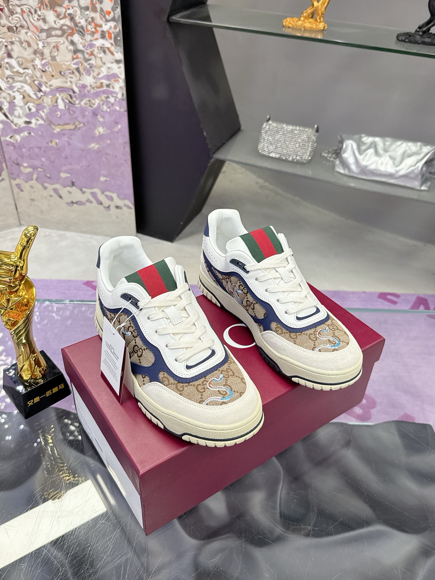 NO:228650,2025 Snake Limited Edition Gucci Gucci Latest popular couple sneakers series Original purchase and development Made in goods, this high and low top sneaker adopts a basketball-style silhouette design, cleverly incorporates hollow pieces and old-fashioned effects, showing unique ingenuity. The ingenuity integrates brand logo details such as interlocking double G styling accessories and Gucci letters, paying low-key tribute to the brand design inheritance. Delivery counter exquisite packaging, original custom fabric custom imported cowhide, imported cowhide, imported cowhide, original molded TPU sole, sole thickness: 3cm Size: women's 35-41 men 38-46 (women 41 men 38 46 customized), casual shoes/sports shoes, gucci, gucci, sneakers, cowhide198609092025蛇年限量版 Gucci古驰 最新爆款情侣运动鞋系列 原版购入开发 做货,这款高低帮运动鞋采用篮球风格廓形设计,巧妙融入镂空拼片和做旧效果,尽显别样匠心.匠心融蕴互扣式双G造型配件和Gucci字样等品牌标识细节,低调致敬品牌设计传承. 配送专柜精美包装 面料原版定制进口头层牛皮 内里进口头层牛里 鞋底原版开模TPU鞋底 底厚:3cm Size:女款35-41 男38-46（ 女41 男38 46 订做）,休闲鞋/运动鞋,gucci,gucci,sneakers,cowhide,Women's Shoes