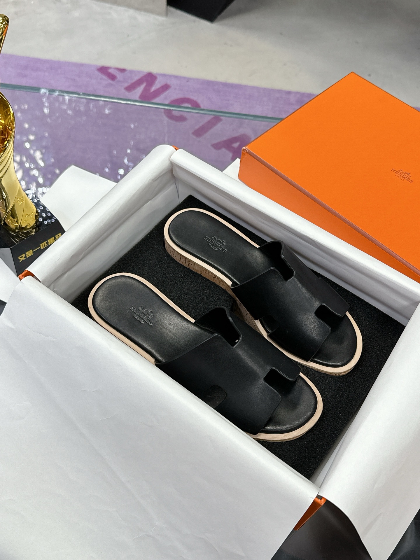 NO:230698,Hermès, the style and workmanship materials are upgraded. The highest version of pure handmade shoes in the market, the top product Hermès sponge shoes, H-soled thick-soled slipper series, the new early spring model is the same as the original, the master-level pure handmade!  High-end customization, exclusive products, the industry's highest version adopts Hermers upper imported cowhide   sheepskin lining (pursuing top walking comfort) Packaging full set of original packaging size35-41 (42) custom made without return or exchange), slippers, hermes, hermes, slippers, cowhide, sheepskin19860909Hermès ,版型做工材料升级. 市场最高版本纯手工鞋 顶级产品爱马仕松糕鞋 H拖厚底拖鞋系列 早春新款原版一样, 师傅级纯手工打造 ！高端定制,独家产品,行业最高版本 采用Hermers鞋面意大利进口牛皮 羊皮内里（追求顶级行走舒适度） 包装全套原包装 size35-41（42）定做不退换）,拖鞋,hermes,hermes,slippers,cowhide,sheepskin,Women's Shoes