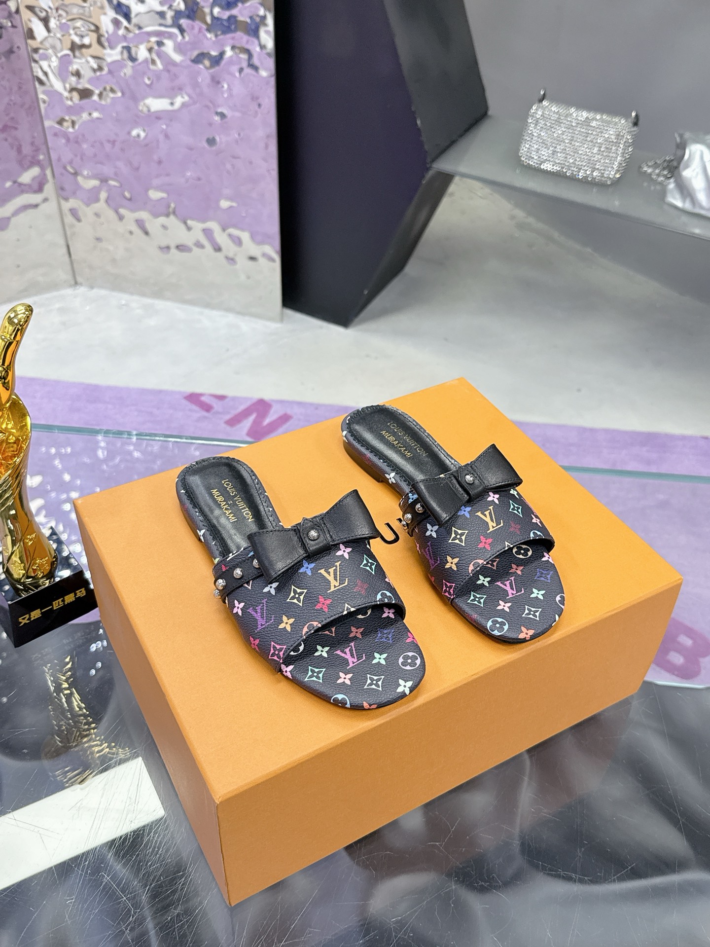 NO:230706,Louis Vuiton 2025 Spring and Summer Latest Model This 6AM sandals are from Louis Vuitton x Takashi Murakami Reprint Series, which is a full Monogram pattern that is soaked in rainbow tones, allowing the brand's classic elements to stretch the distinct aesthetic style of Japanese artist Takashi Murakami. The upper is embroidered with cowhide leather straps, and the details of the bow add exquisite brushstrokes. It brings a different visual feast to the hot summer. The sole imitation leather outsole. Color brown white. Black. The size is 35-40. (41 can be customized. No return or replacement). Slippers, louis vuitton, louis vuitton, slippers, cowhide, Leather soles19860909Louis Vuiton2025春夏最新款  本款 6AM 凉拖出自路易威登 x 村上隆再版系列,为全幅 Monogram 图案浸染彩虹色调,令品牌经典元素舒展日本艺术家村上隆的鲜明美学风格.鞋面点缀饰钉牛皮革带,蝴蝶结细节再添考究笔触. 給炎热的夏天带来不一样視觉盛宴  大底仿真皮大底 颜色咖色白色 黑色  码数35一40码（41可定做 不退不换）,拖鞋,louis vuitton,louis vuitton,slippers,cowhide,Leather soles,Women's Shoes