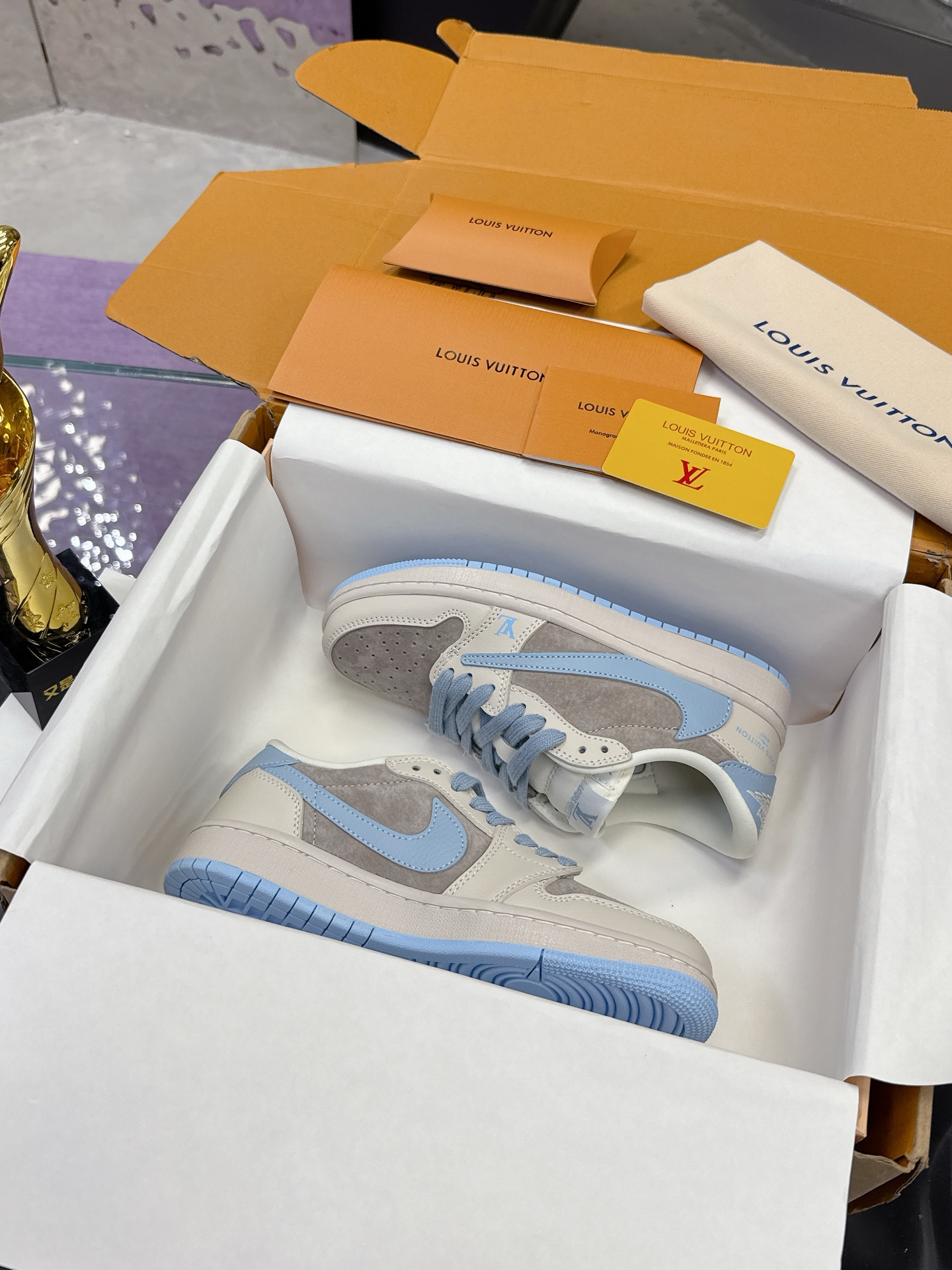 NO:230728,(Aircraft Box 10) Produced by Foshan Factory Xiaohongshu Hot Production Lv Co-branded AJ Barb LV x Air Jordan 1 Low Dark Knight This model advocates breaking the traditional industrial assembly line design restrictions, taking Made by ideas as the super creativity, gathering many trendy designers, combining the most trendy fashion trends at the moment, creating a unique trendy product for trend enthusiasts. At the same time, respecting the understanding and choice of trends of each young person, and advocating 