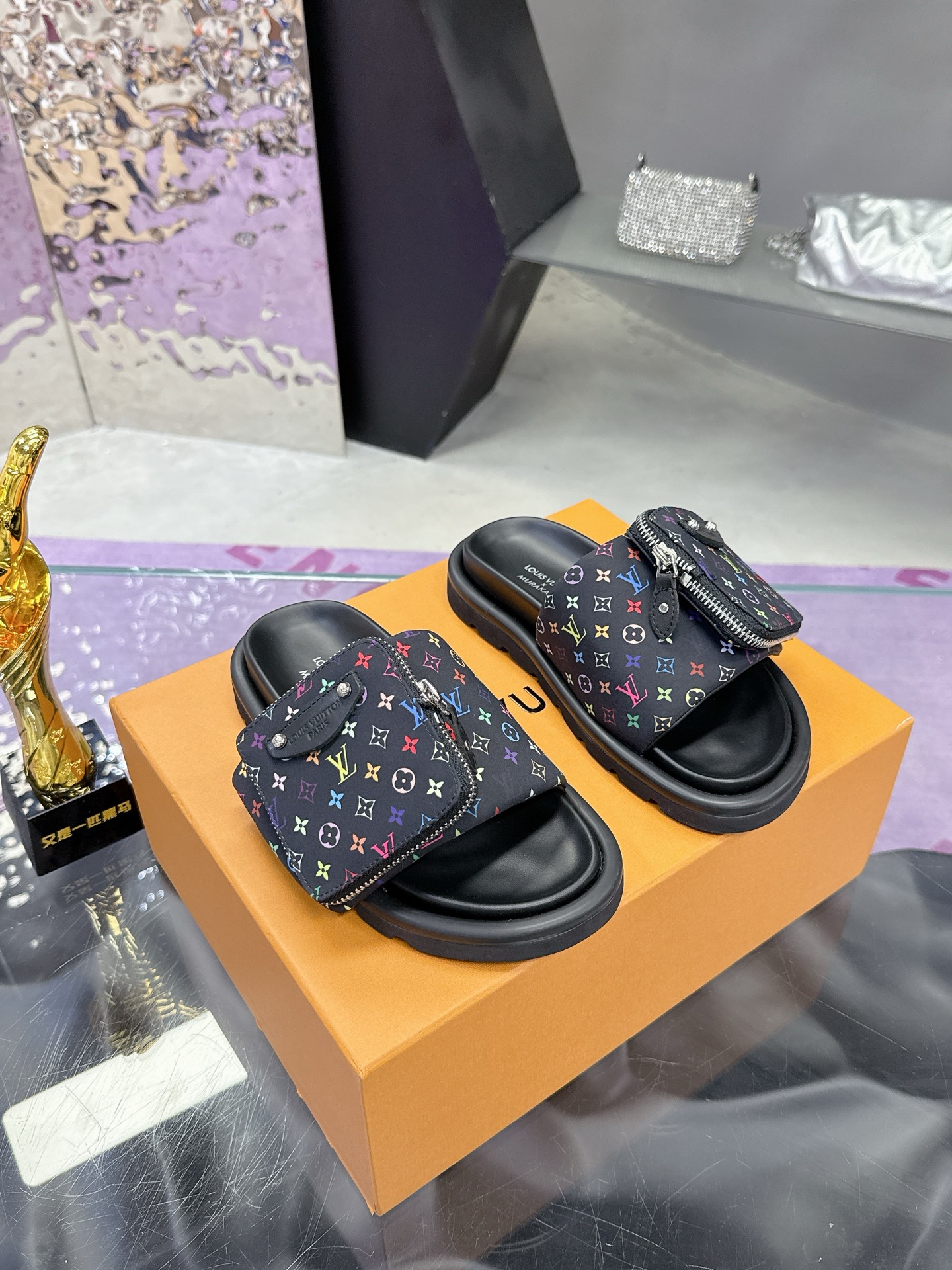 NO:266248,Murakami Takashi's joint series LV couple's counter mainly features the latest denim slippers and hard products on the newest purchase level!  Full of high-end feeling!  This is a popular model for bloggers at home and abroad. It is retro and fashionable and beautiful!  Official website main model, high custom denim printed fabric, inner lining: imported goatskin lining, original open mold, anti-slip wear-resistant foam sole, size 35-41, men, 41-45, slippers, louis vuitton, slippers, sheepskin19860909带包 村上隆联名系列 LV情侣款专柜主打最新款牛仔拖鞋硬货上新 代购级别！高级感十足！国内外博主刷爆的一款,复古又时髦 上脚美炸了！官网主推款 鞋面高定制牛仔印花布料 内里: 进口山羊皮里 大底原版开模防滑耐磨发泡底 码数女35-41 男41-45,拖鞋,louis vuitton,slippers,sheepskin,Women's Shoes