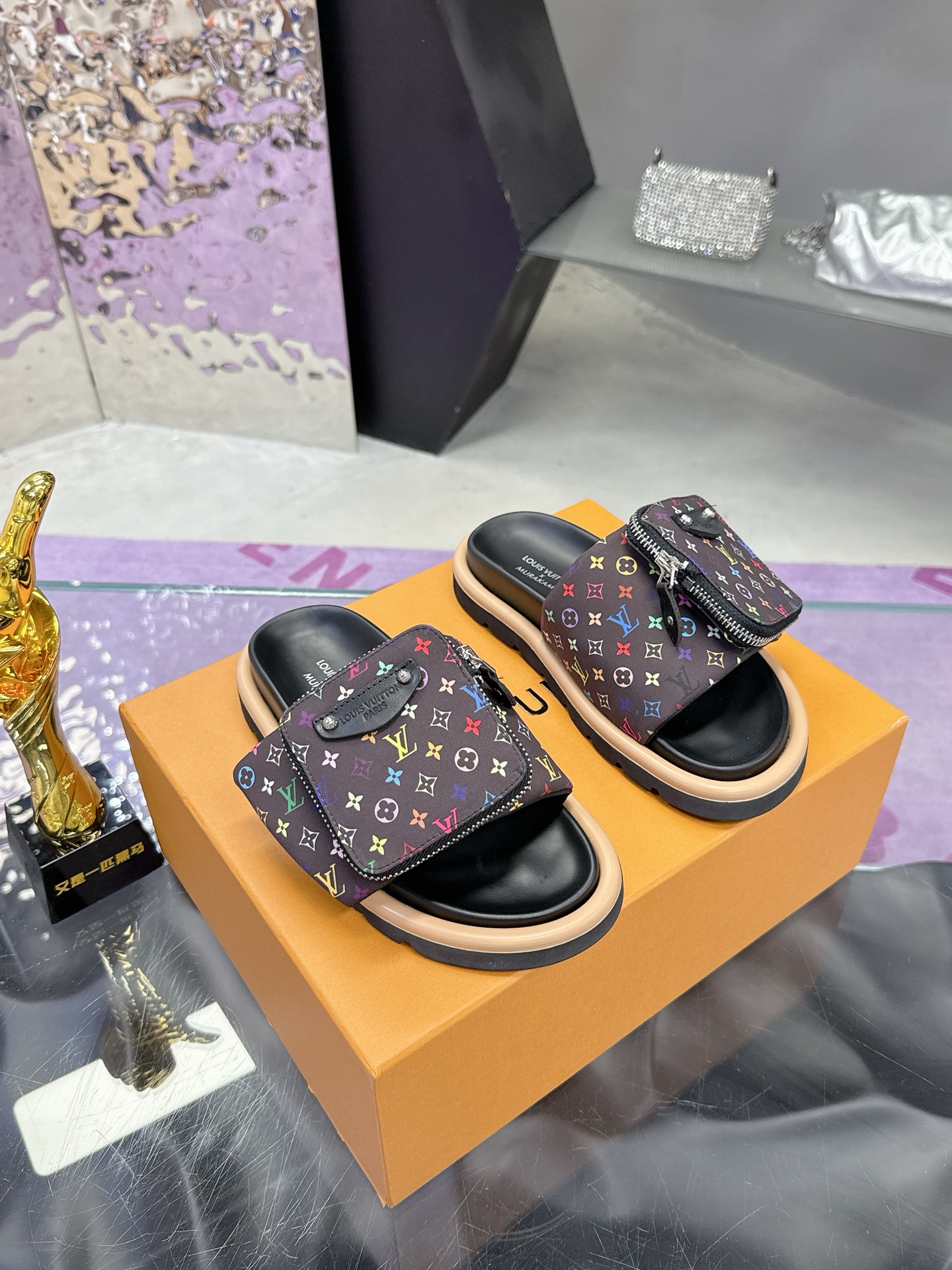 NO:266251,With bag, Murakami Takashi series LV couples counter mainly features the latest denim slippers and hard products on the newest purchase level!  Full of high-end feeling!  This is a popular model for bloggers at home and abroad. It is retro and fashionable and beautiful!  Official website main model, high custom denim printed fabric, inner lining: imported goatskin lining, original open mold, anti-slip wear-resistant foam sole, size 35-41, men, 41-45, slippers, louis vuitton, slippers, sheepskin19860909带包 村上隆系列 LV情侣款专柜主打最新款牛仔拖鞋硬货上新 代购级别！高级感十足！国内外博主刷爆的一款,复古又时髦 上脚美炸了！官网主推款 鞋面高定制牛仔印花布料 内里: 进口山羊皮里 大底原版开模防滑耐磨发泡底 码数女35-41 男41-45,拖鞋,louis vuitton,slippers,sheepskin,Women's Shoes