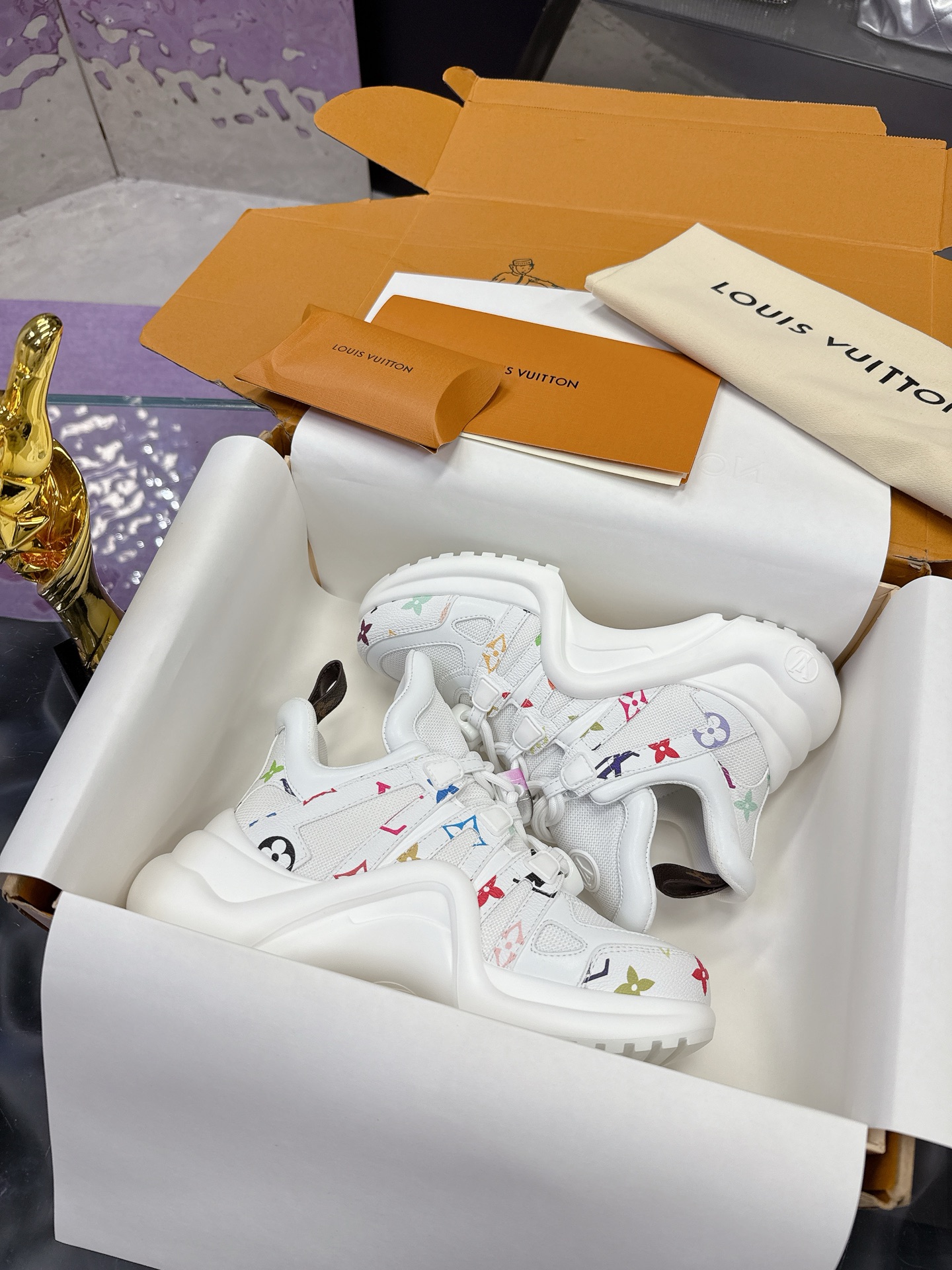 NO:230716,Louis Vuiton 25 years Murakami Takashi Latest LV Archlight series arch bridge-sole dad shoes casual thick-soled lace-up sneakers top version original purchase developed and made this LV dad shoes use eye-catching wavy soles and large tongues, equipped with a sporty super elastic running shoe style rubber outsole, full of attention, and a soft and elastic upper made of a variety of high-tech fabrics, making the foot comfortable and soft!  Original custom-made top layer cowhide   technology fabric, inner lining original imported breathable net   cowhide foot pad, original sole mold opening correct U-shaped arch bridge sole, sole thickness about 5cm Size#35-41 (40.41 custom made without return or exchange), dad shoes, louis vuitton, louis vuitton, louis vuitton, louis vuitton, sneakers, cowhide19860909Louis Vuiton·路易威登 25年 村上隆 最新款 LV Archlight系列拱桥底老爹鞋休闲厚底系带运动鞋 顶级版本原版购入开发做货 此款LV老爹鞋采用抢眼的波浪形鞋底和大型鞋舌,搭载运动气息十足的超弹性跑鞋风格橡胶外底,注目度十足,再配合上由多种高科技布料打造柔软弹力鞋面,上脚舒适柔软！ 面料原版定制头层牛皮 科技面料 内里原版进口透气网里 牛皮垫脚 鞋底原版开模正确U型拱桥大底 底厚约5cm Size#35-41(40.41定做不退换）,老爹鞋,louis vuitton,louis vuitton,louis vuitton,sneakers,cowhide,Women's Shoes