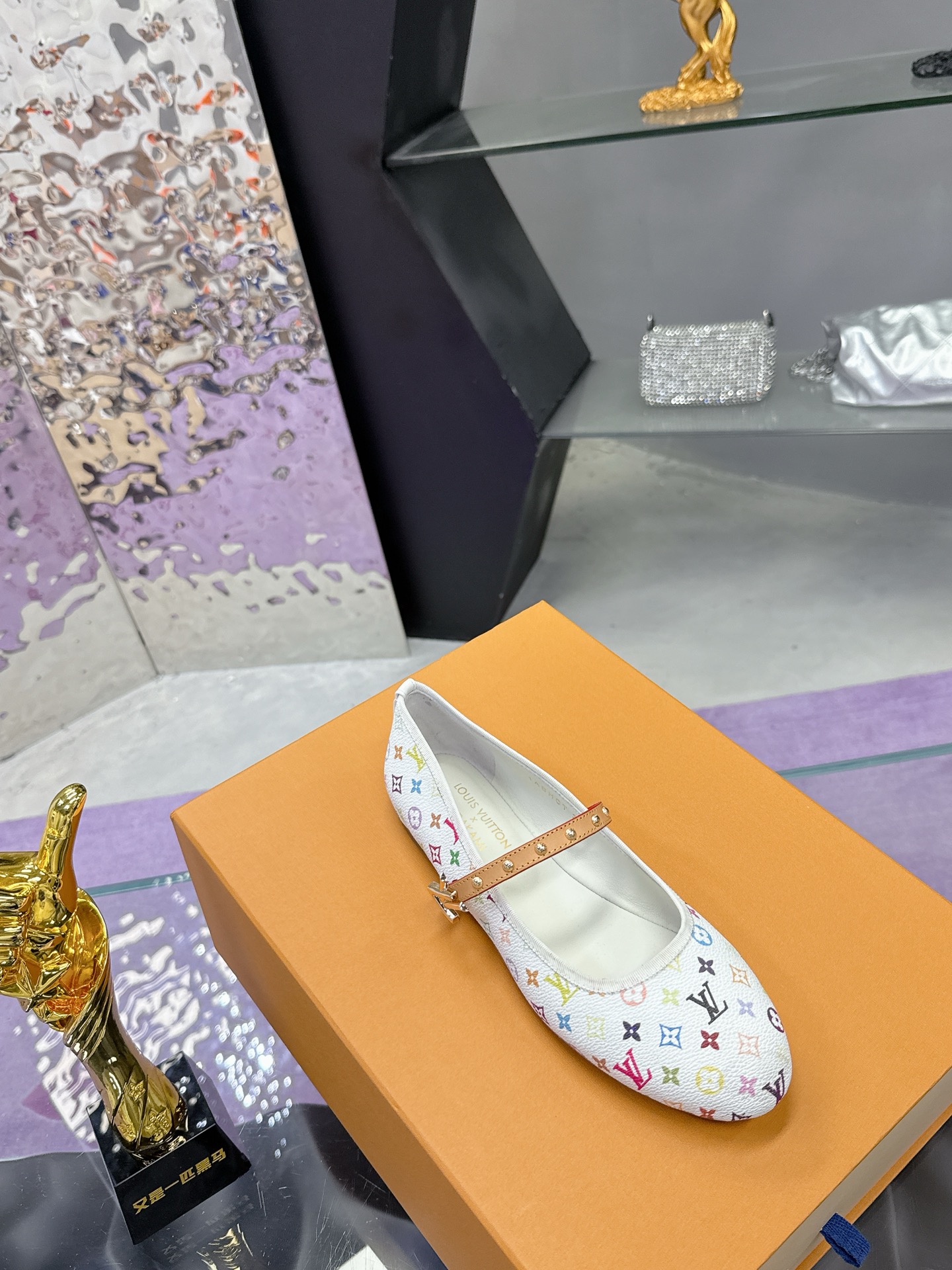 “Louis Vuitton Mary Jane Flat Shoes: Spring/Summer Collection Price, Features, and Style – Full Package Included” - 图片 5