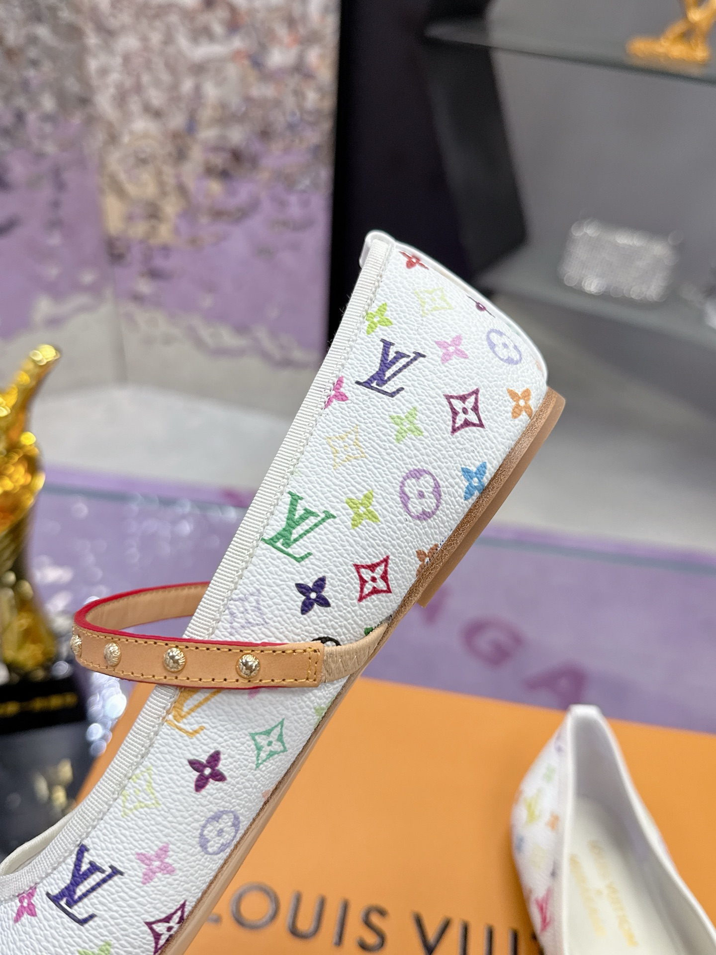 “Louis Vuitton Mary Jane Flat Shoes: Spring/Summer Collection Price, Features, and Style – Full Package Included” - 图片 7