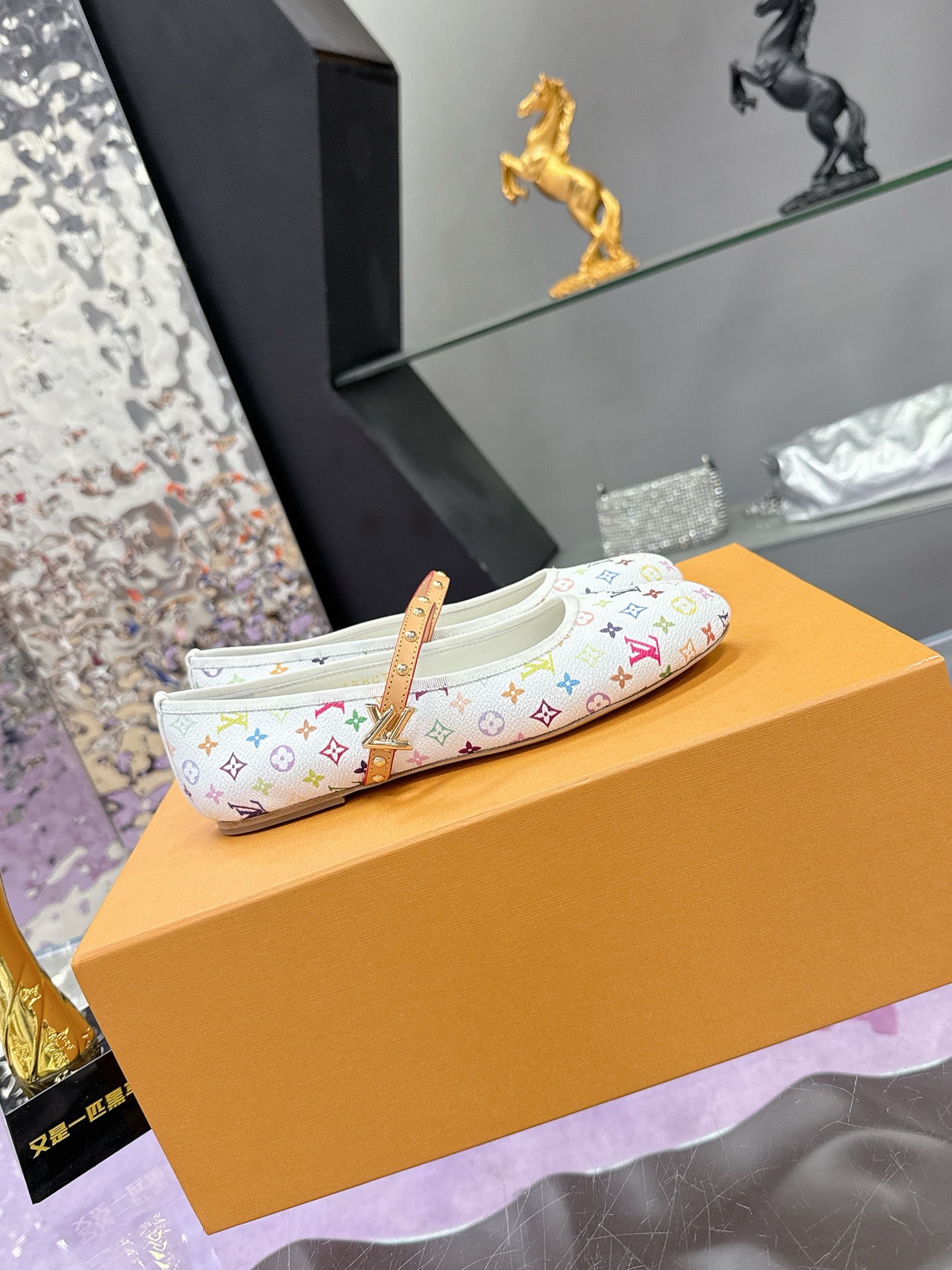 “Louis Vuitton Mary Jane Flat Shoes: Spring/Summer Collection Price, Features, and Style – Full Package Included” - 图片 2