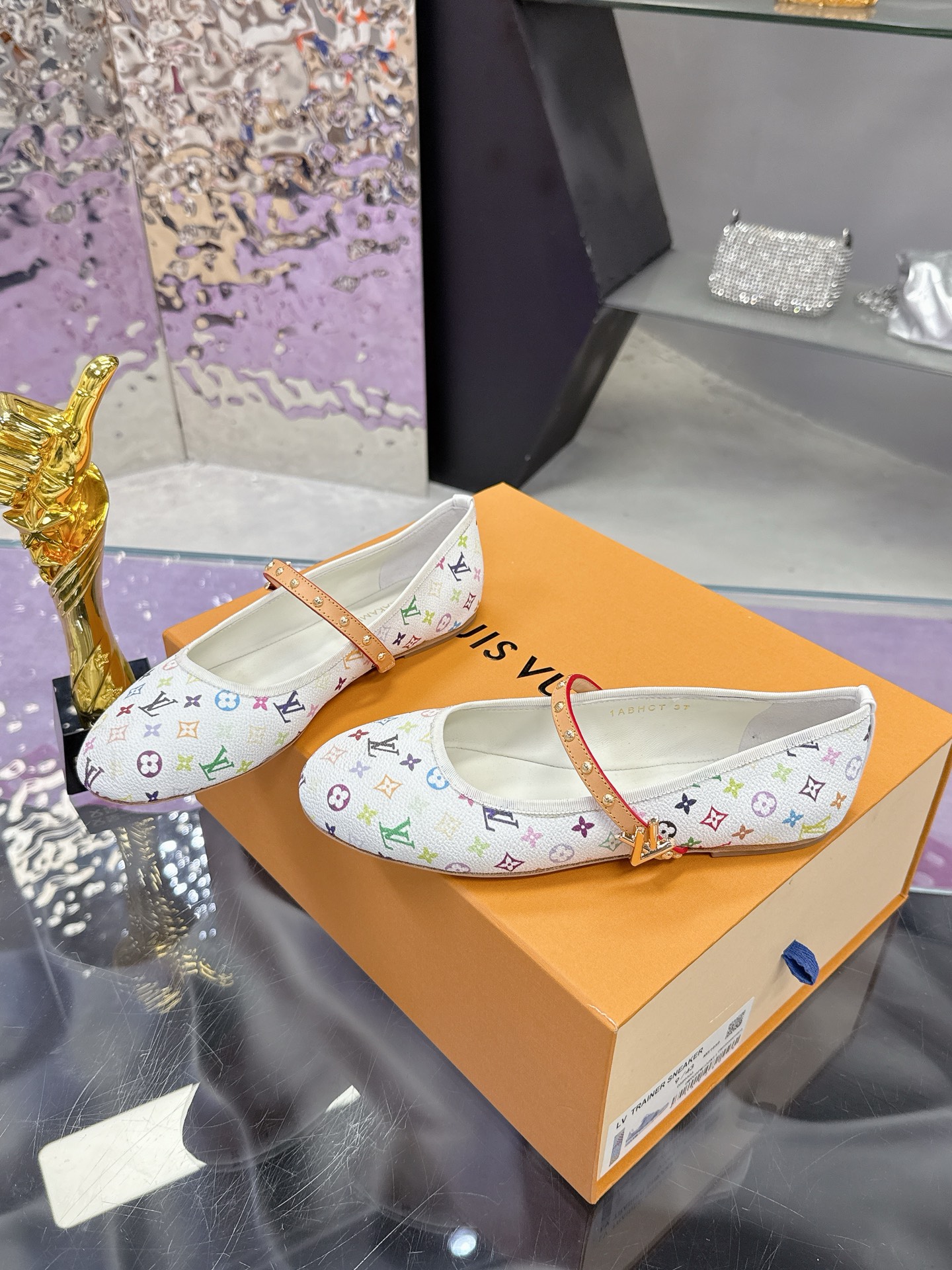 “Louis Vuitton Mary Jane Flat Shoes: Spring/Summer Collection Price, Features, and Style – Full Package Included” - 图片 3