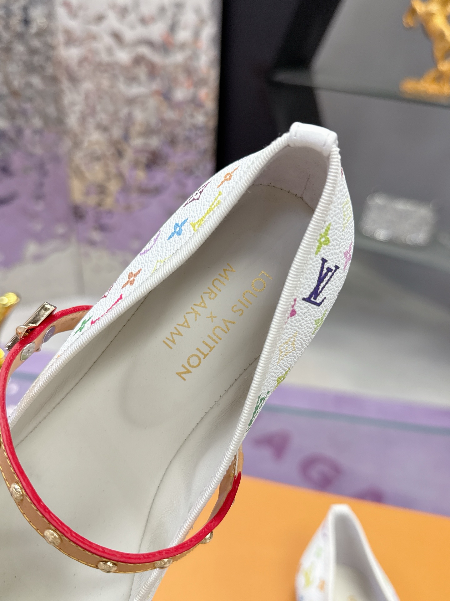 “Louis Vuitton Mary Jane Flat Shoes: Spring/Summer Collection Price, Features, and Style – Full Package Included” - 图片 9